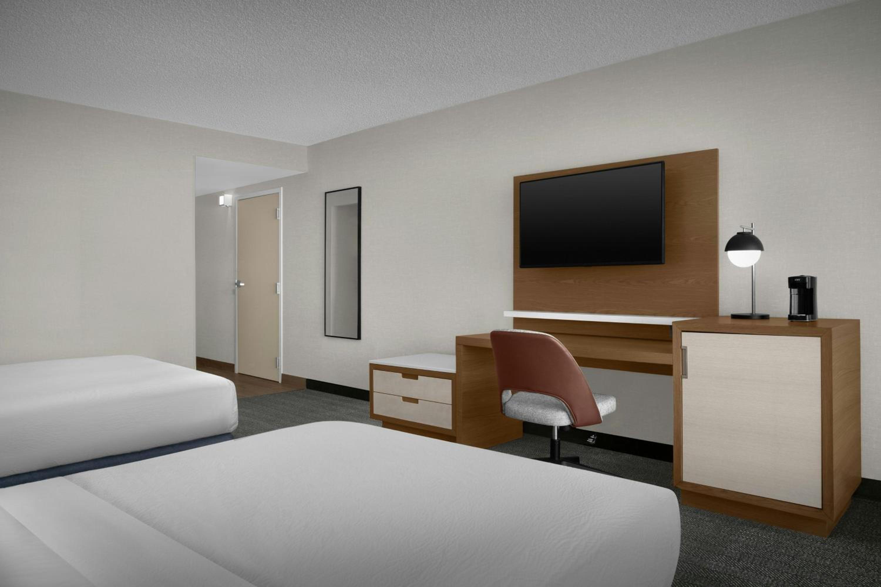 Queen Room with Two Queen Beds and Bathtub - Mobility Access