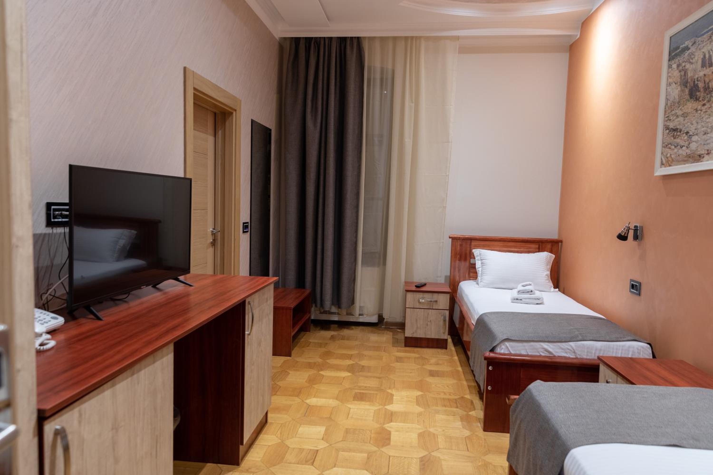 Twin Room - Photo 14