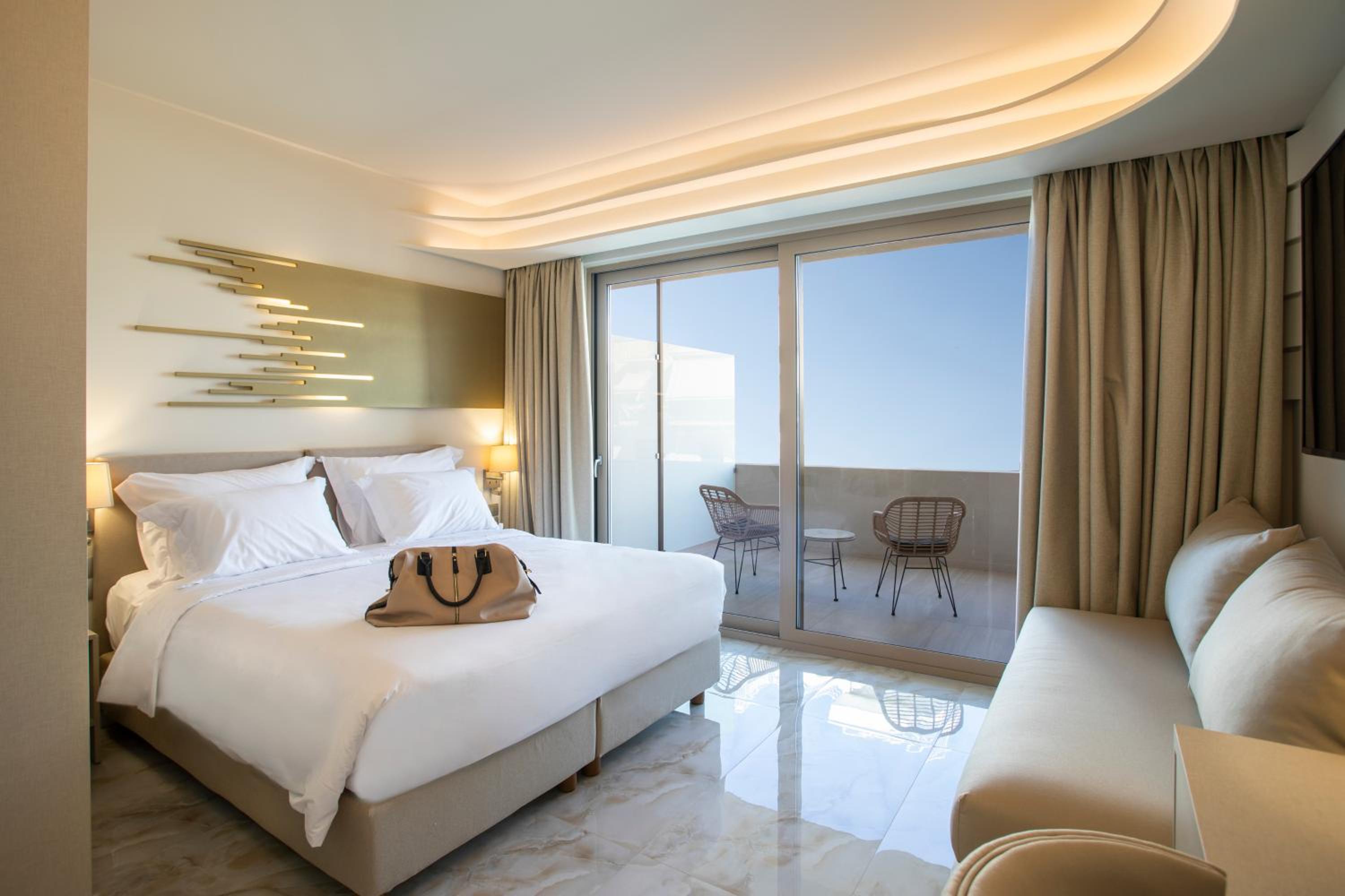 Deluxe Double or Twin Room thumbnail 6