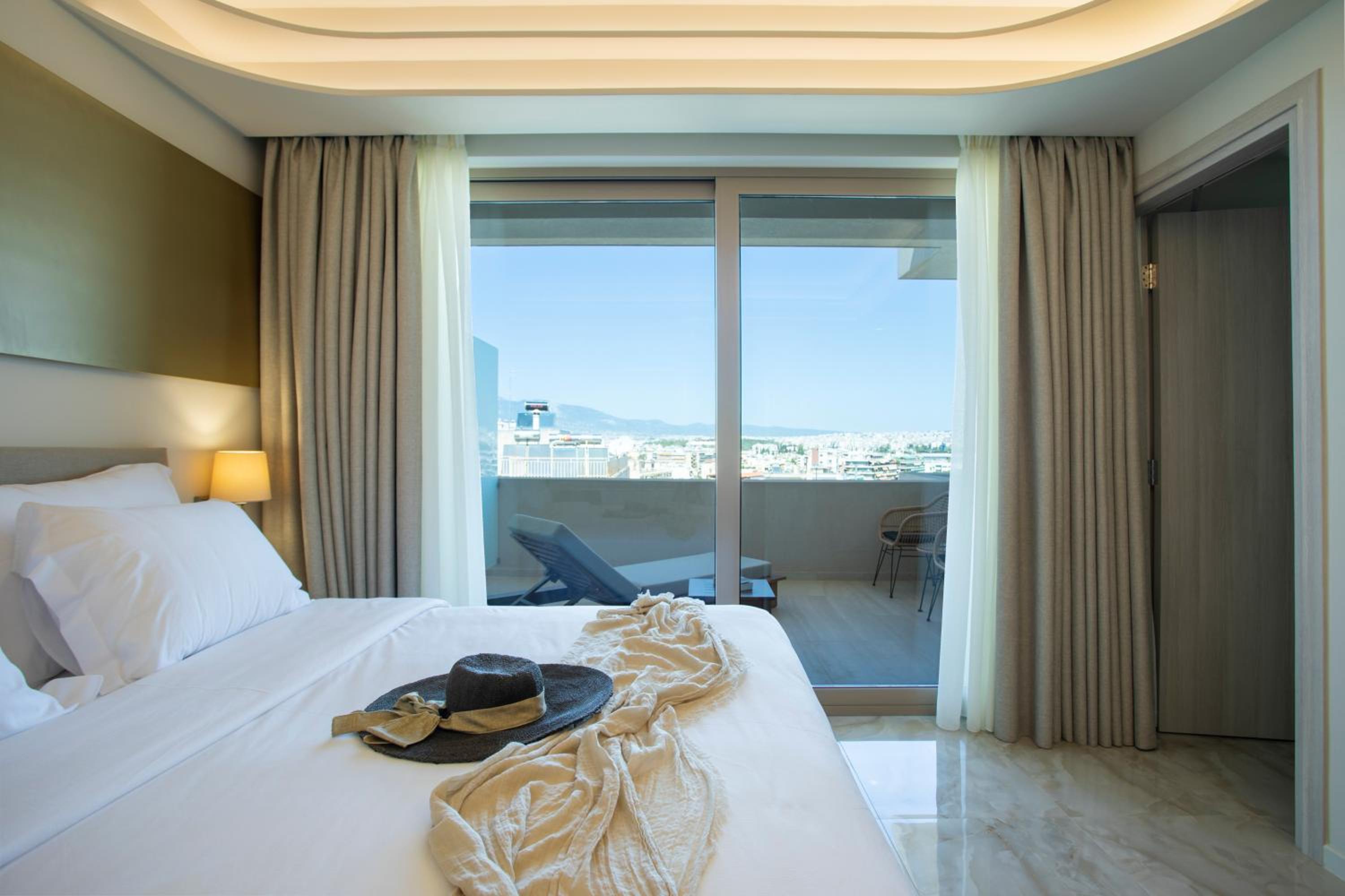 King Suite with Balcony thumbnail 6