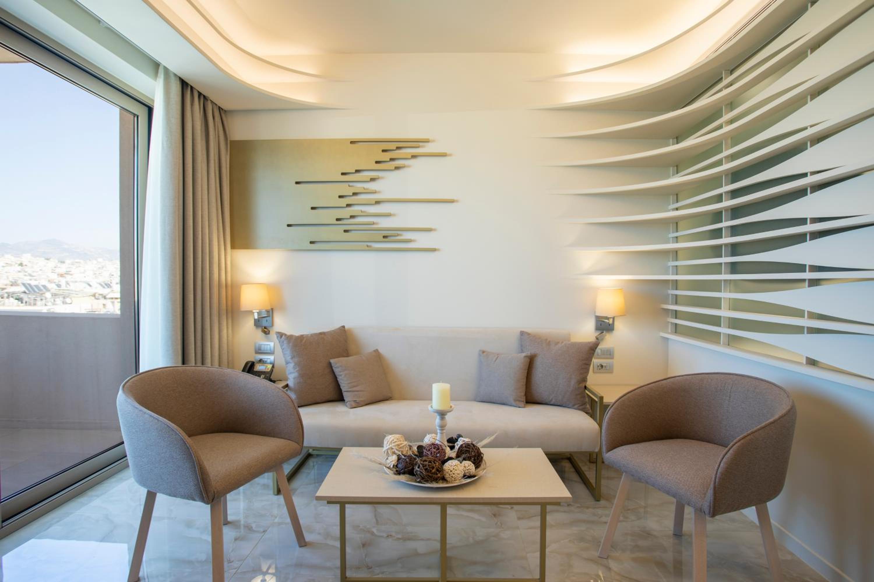 King Suite with Balcony thumbnail 6