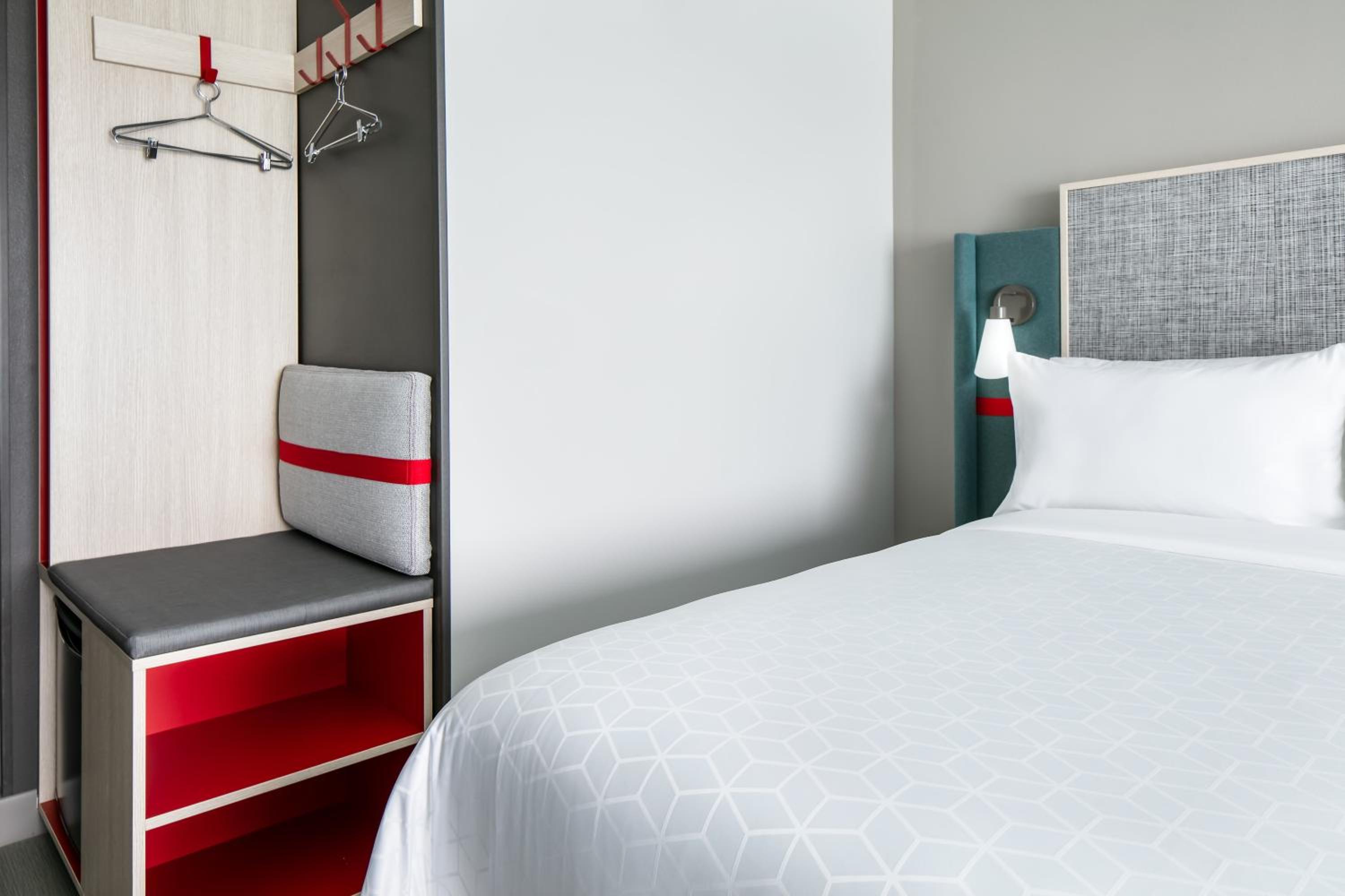 Standard Queen Room with Two Queen Beds - Photo 5