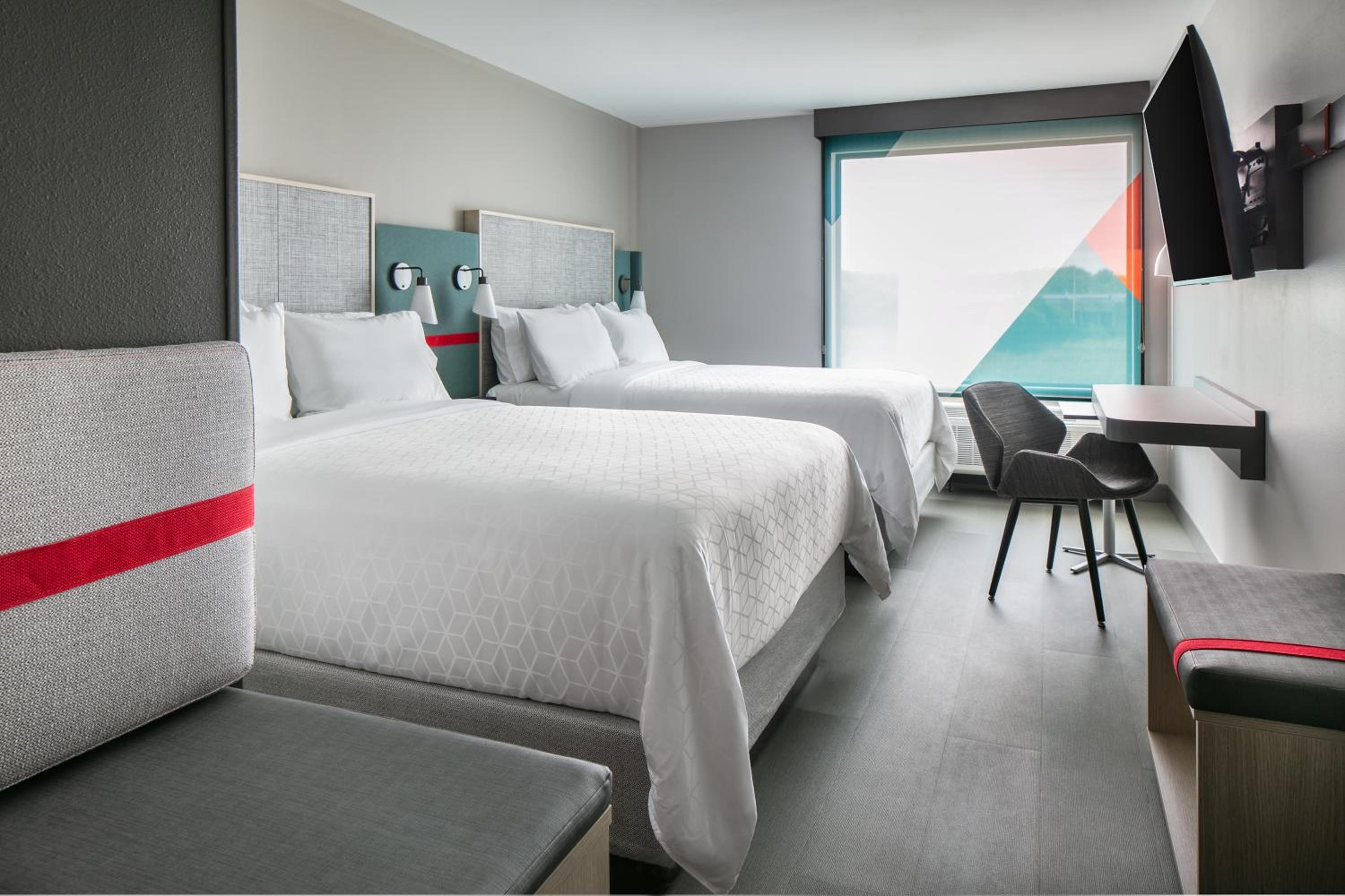 Standard Queen Room with Two Queen Beds - Photo 3