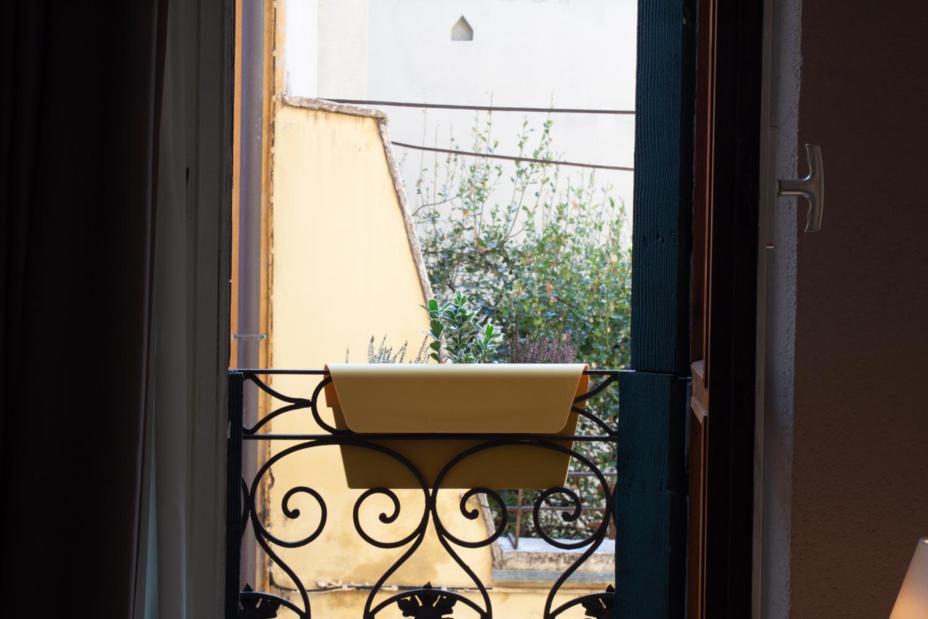 Suite - Photo 14