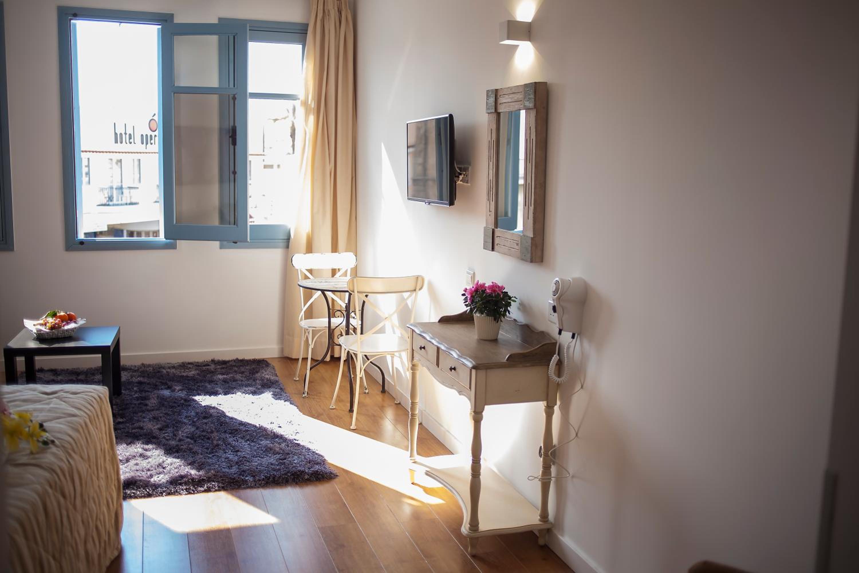 Luxury Studio with City View - Photo 7