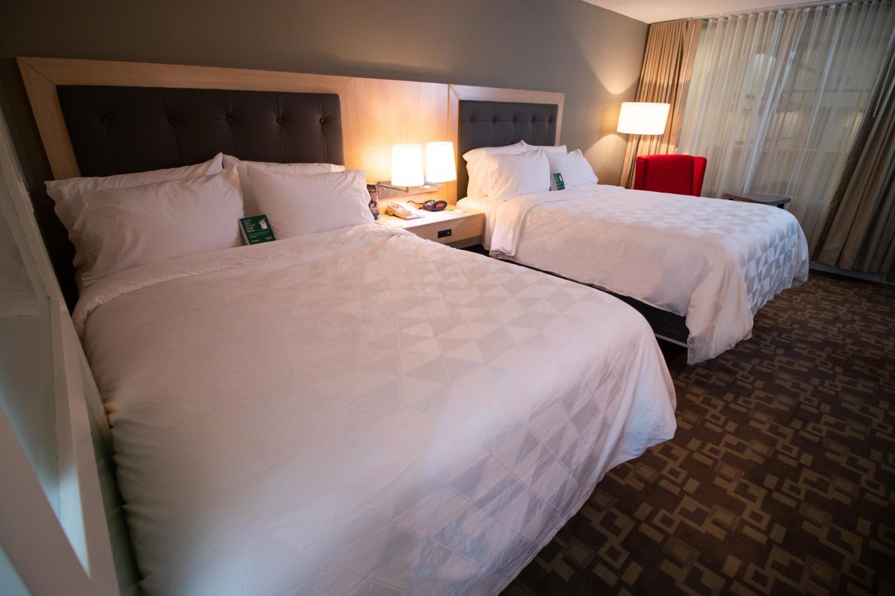 Standard Queen Room with Two Queen Beds - Photo 3