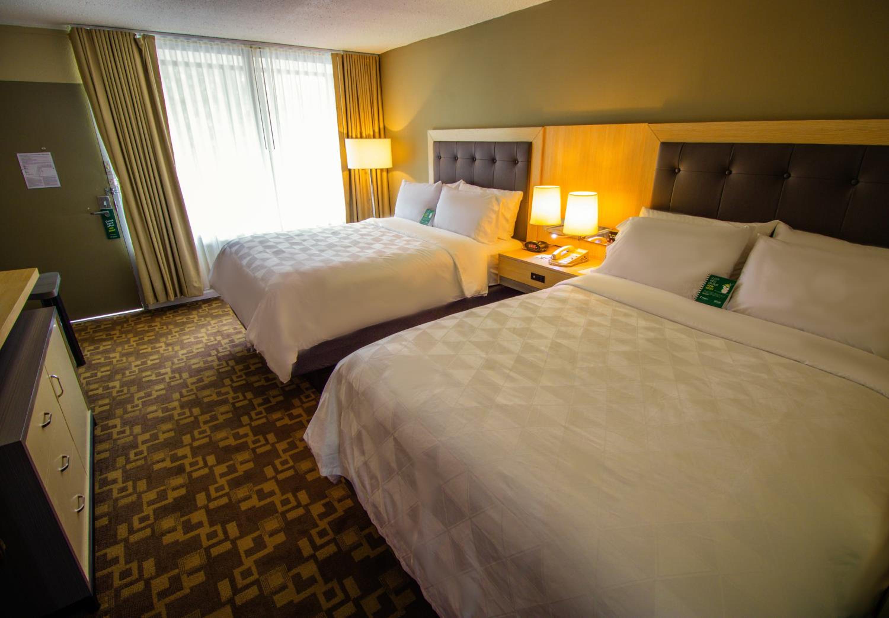 Standard Queen Room with Two Queen Beds - Photo 4