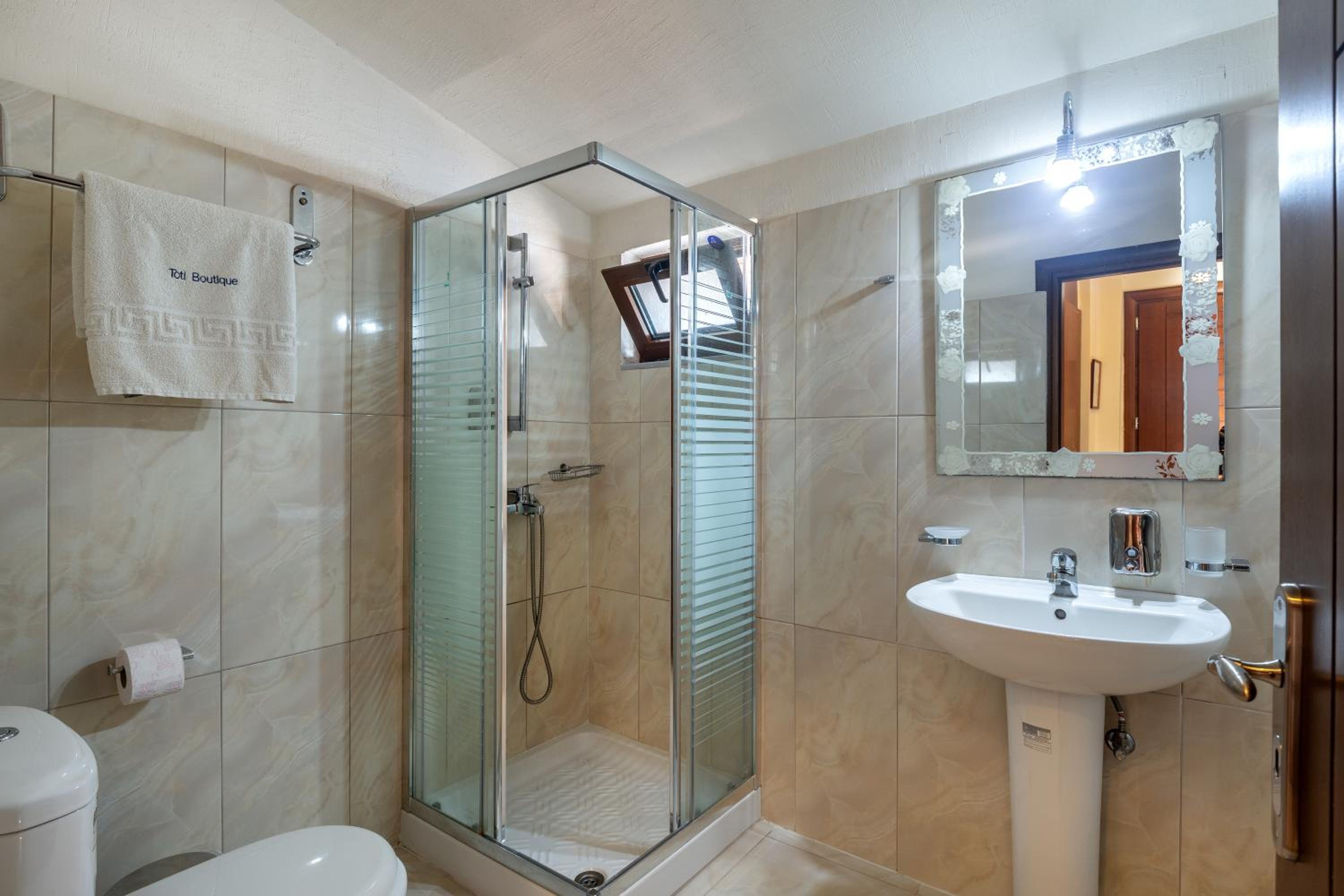 Triple Room with Partial Meteora View - Photo 4