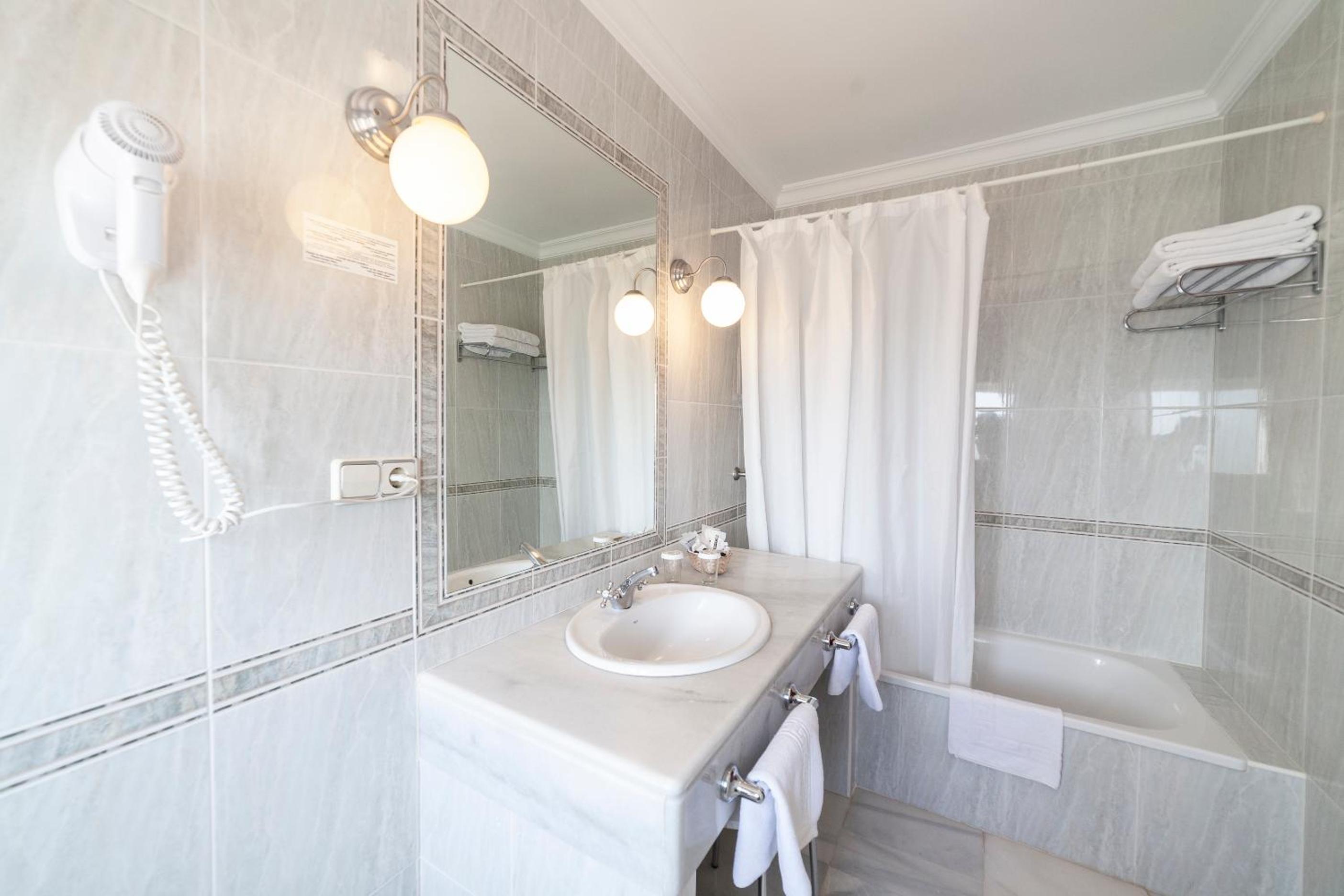 Double or Twin Room with Balcony - Photo 6