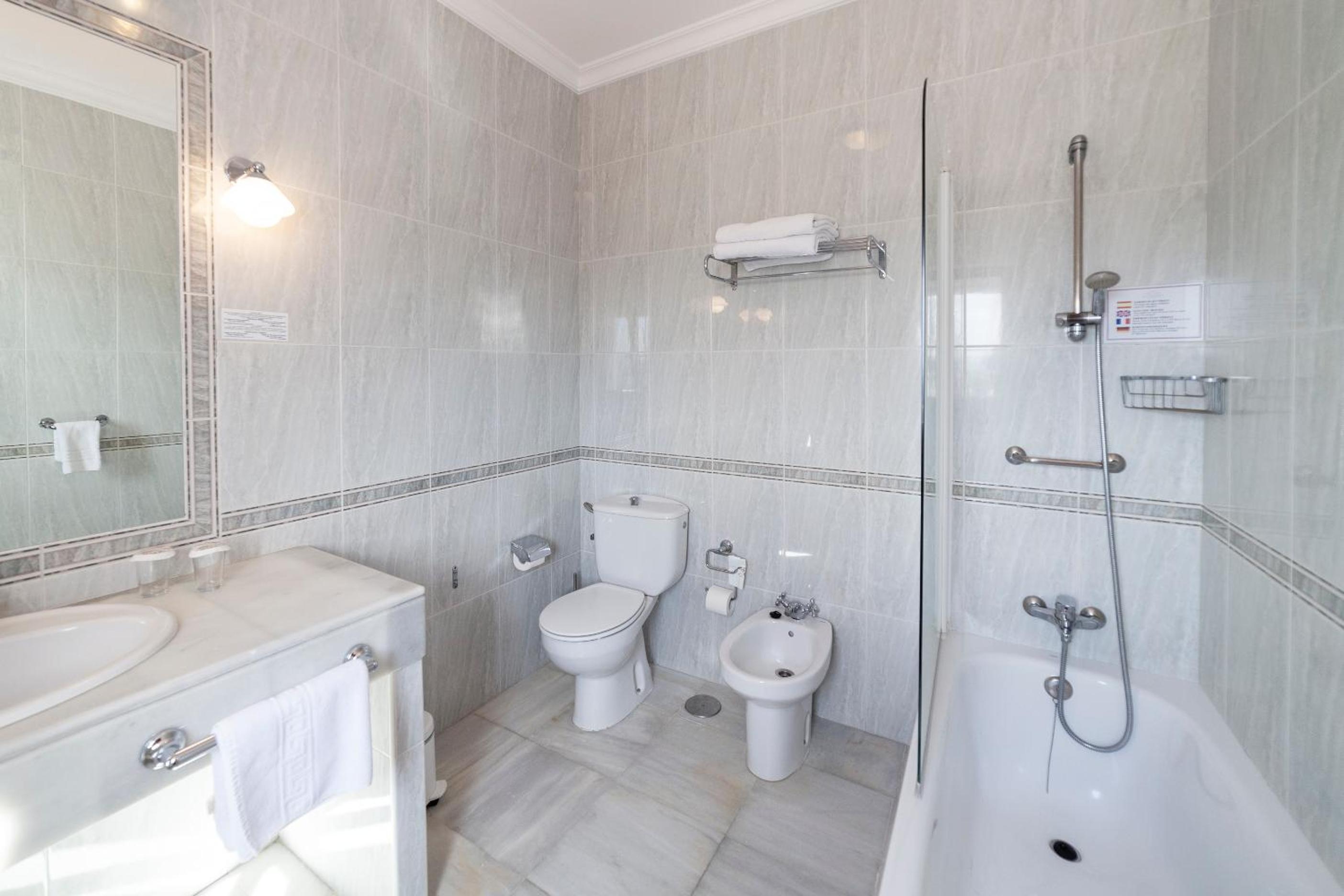 Double or Twin Room with Terrace - Photo 6
