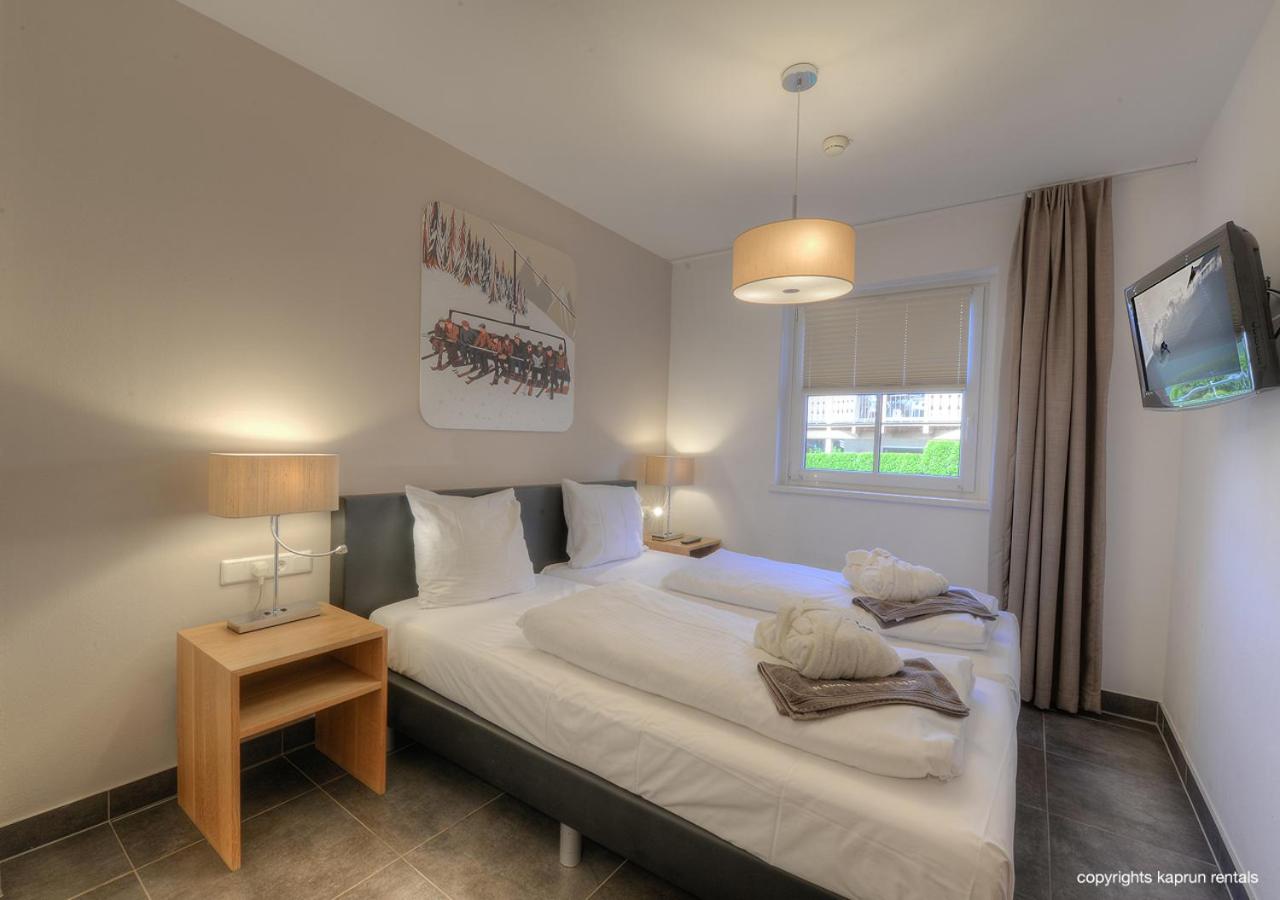 Deluxe Three-Bedroom Apartment with Terrace and Mountain View photo 2