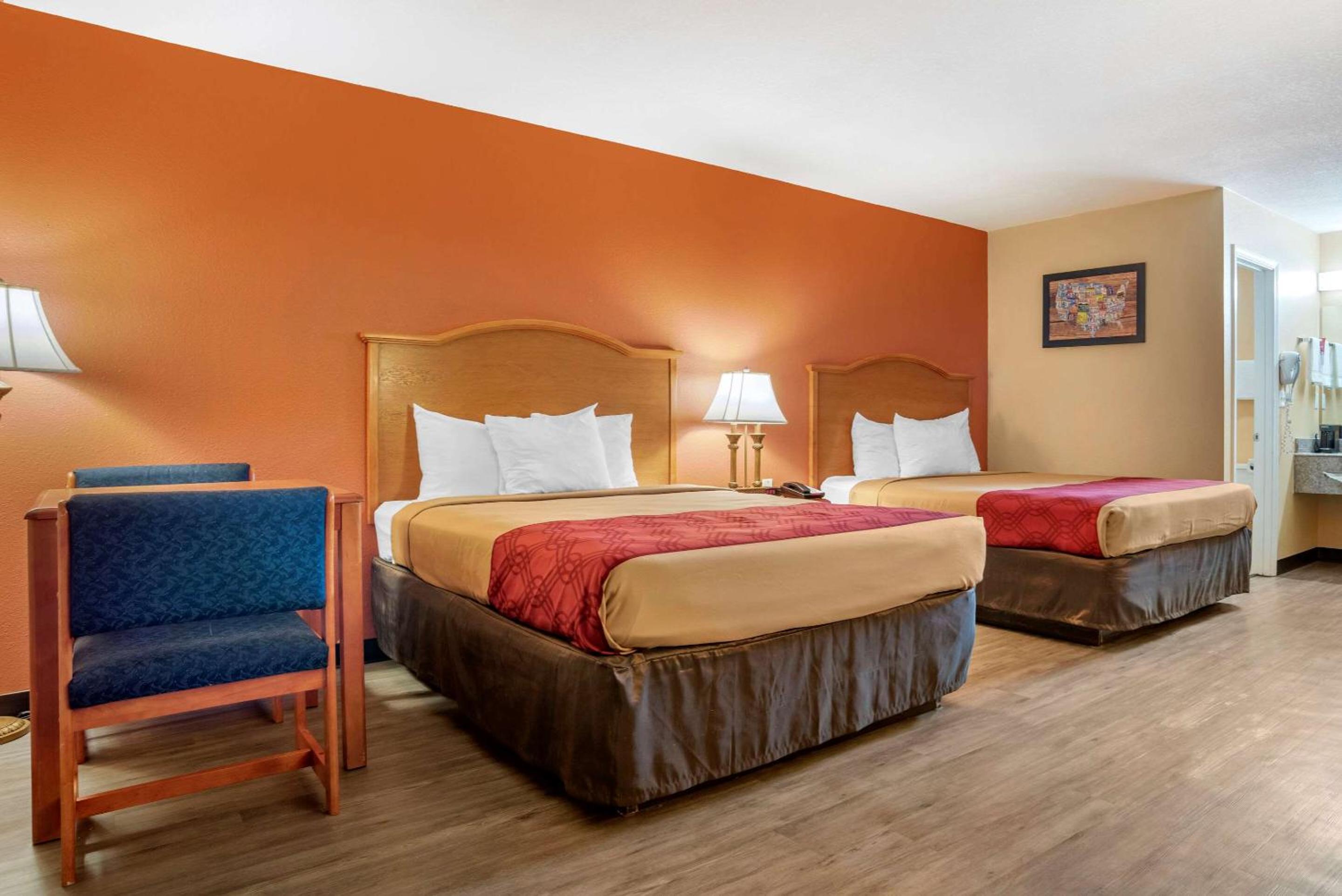 Queen Room with Two Queen Beds - Non-Smoking - Photo 1