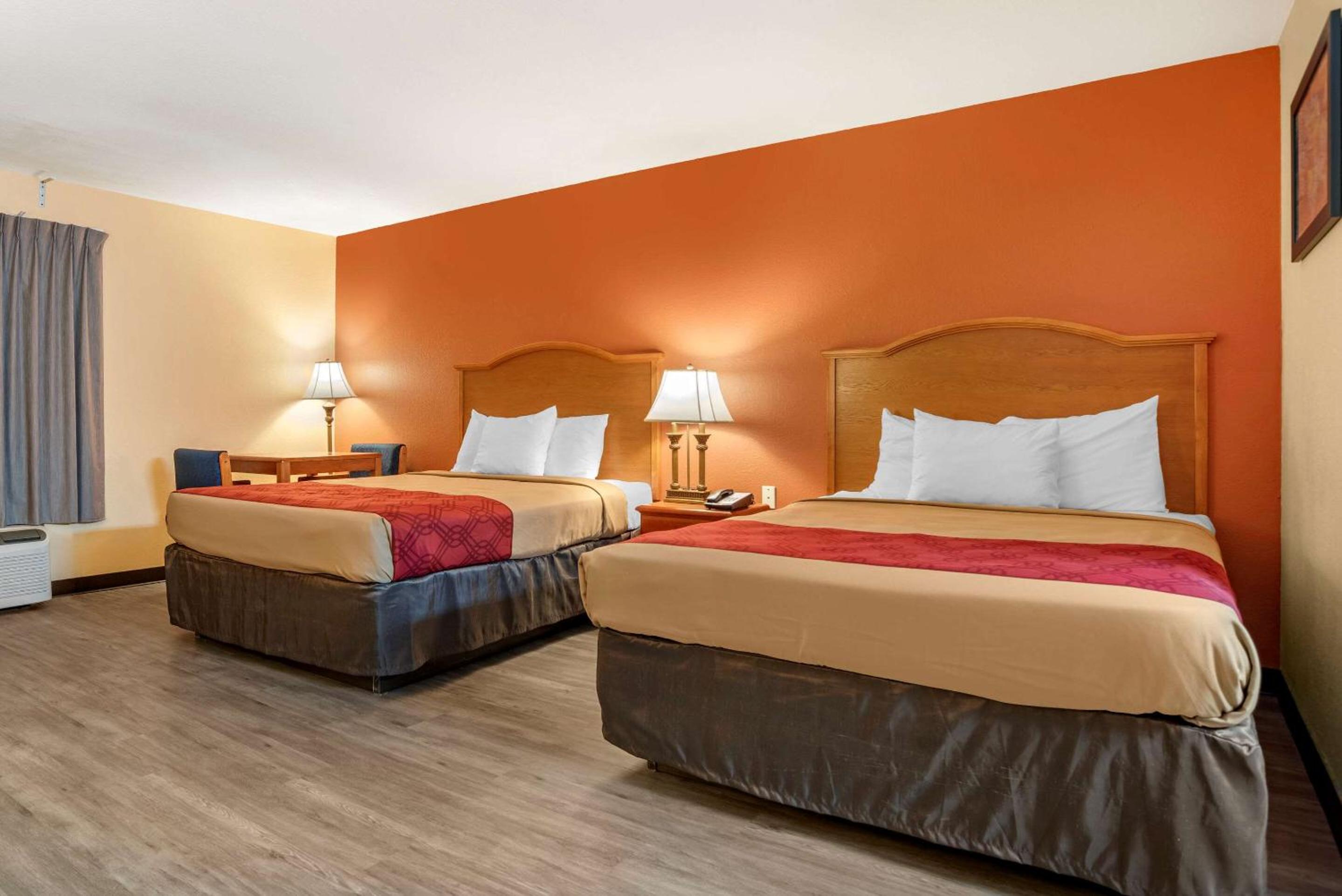 Queen Room with Two Queen Beds - Non-Smoking - Photo 3