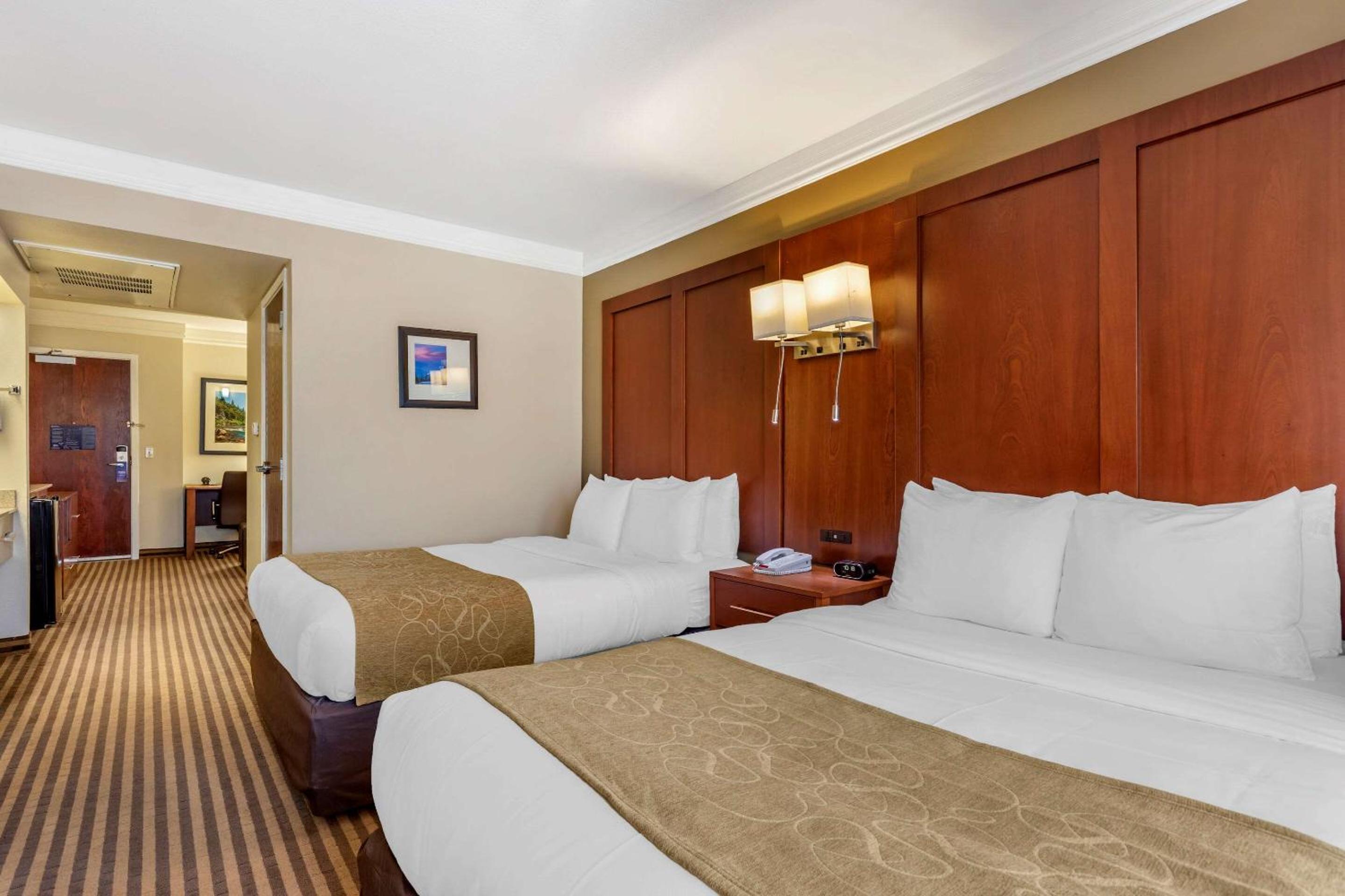 Queen Suite with Two Queen Beds and Sofa Bed - Accessible/Non-Smoking - Photo 2