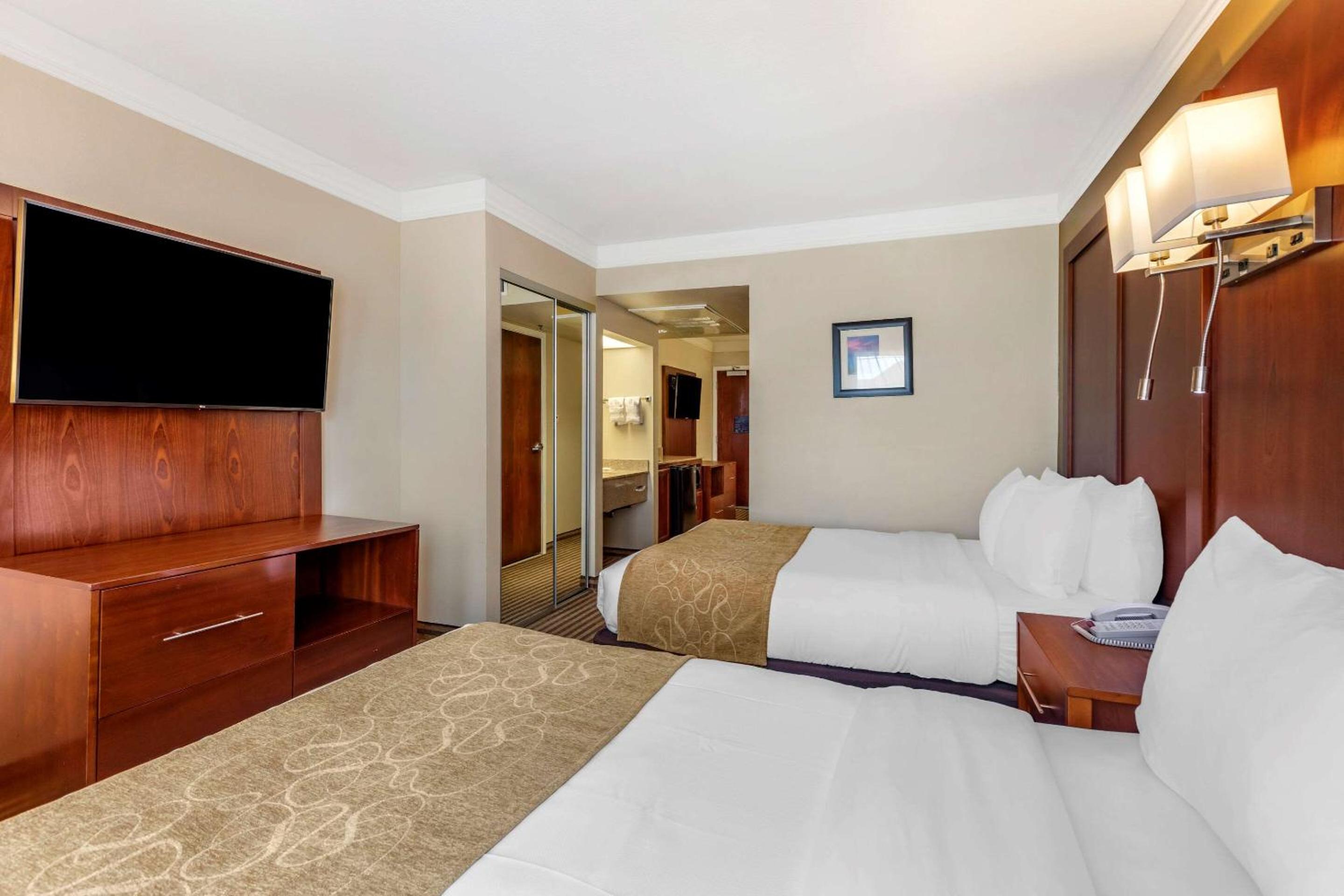 Queen Suite with Two Queen Beds - Non-Smoking - Photo 3