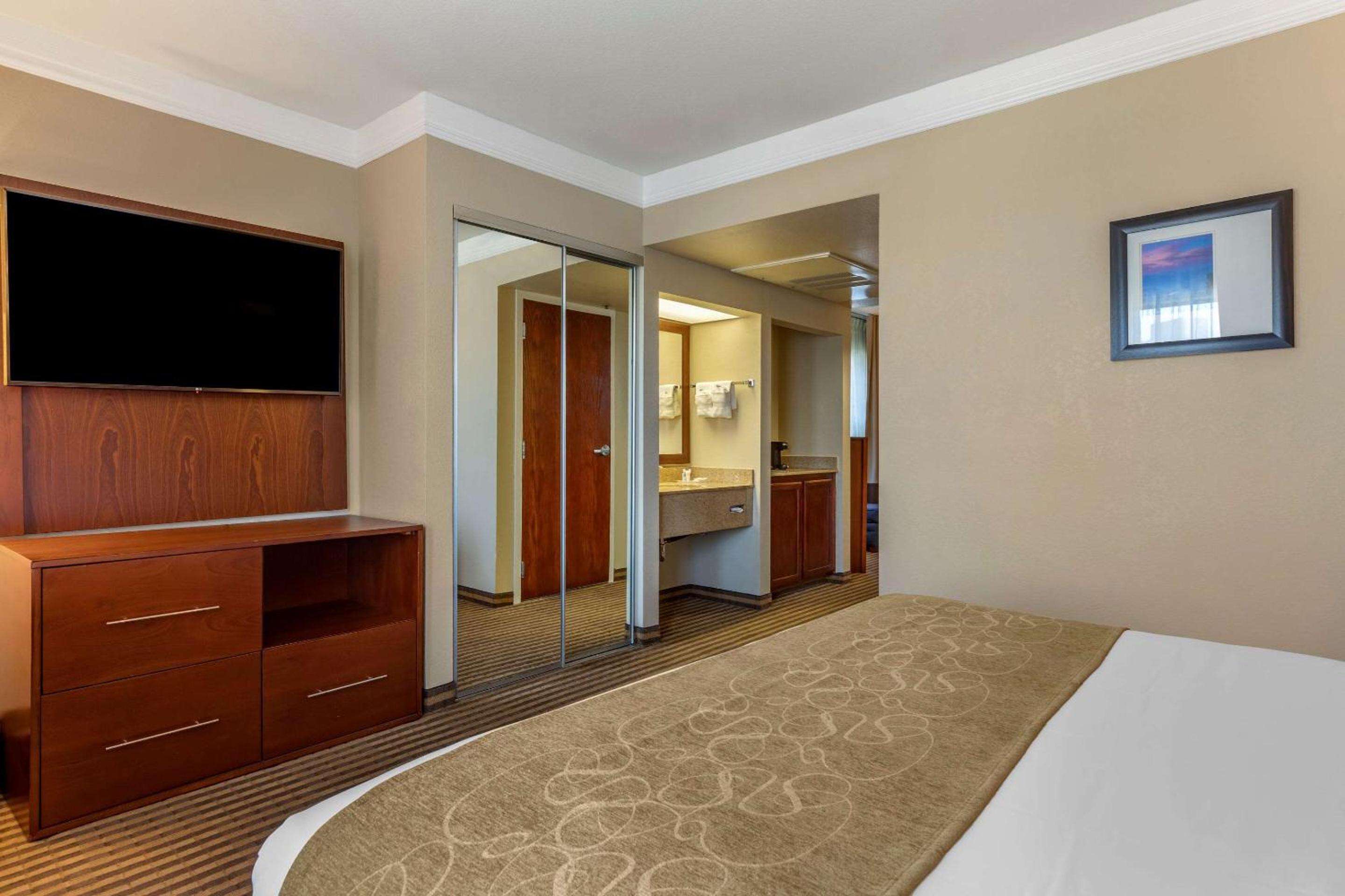 King Suite - Non-Smoking - Photo 3