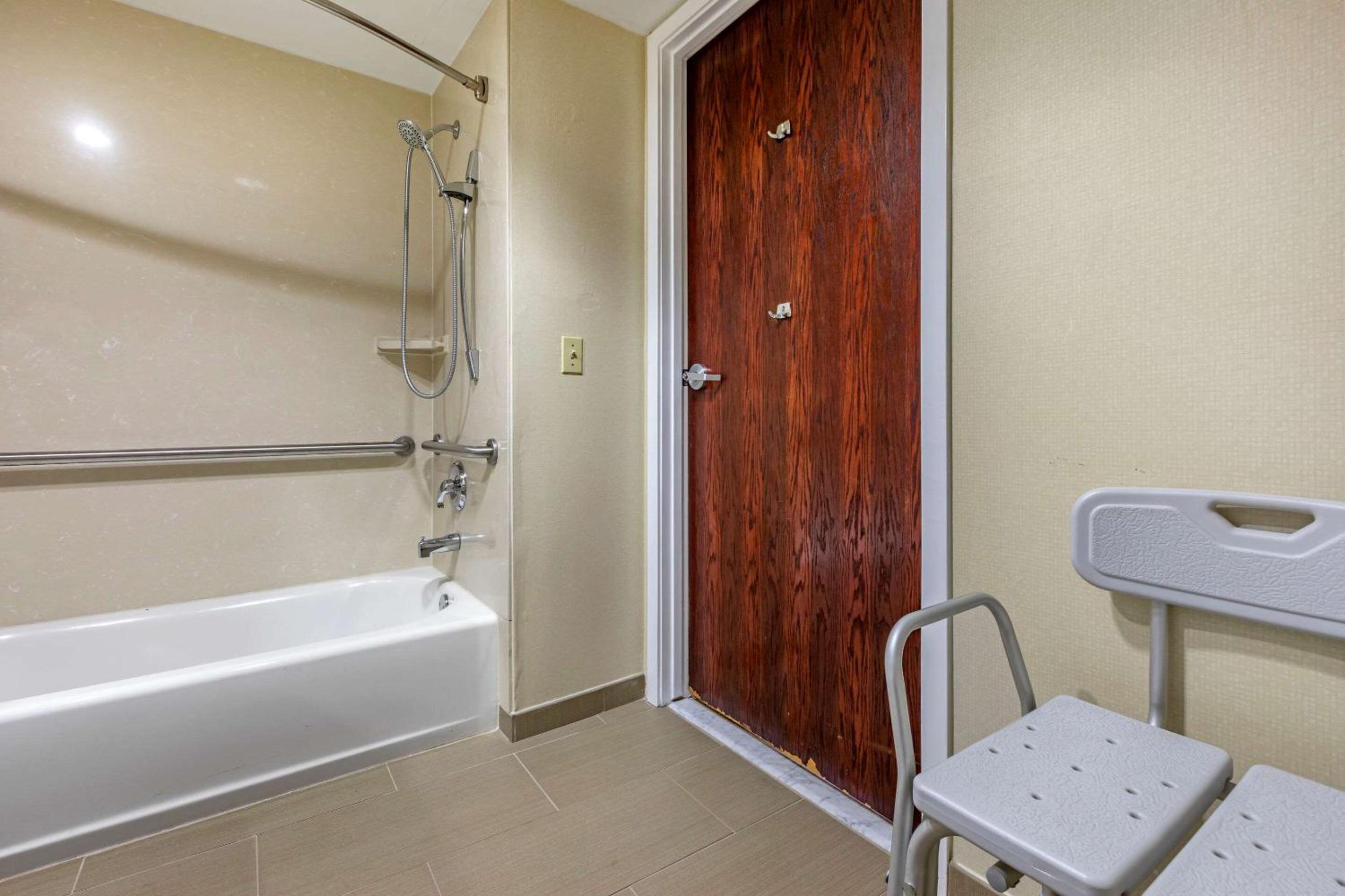 King Suite with Sofa Bed - Accessible/Non-Smoking - Photo 6