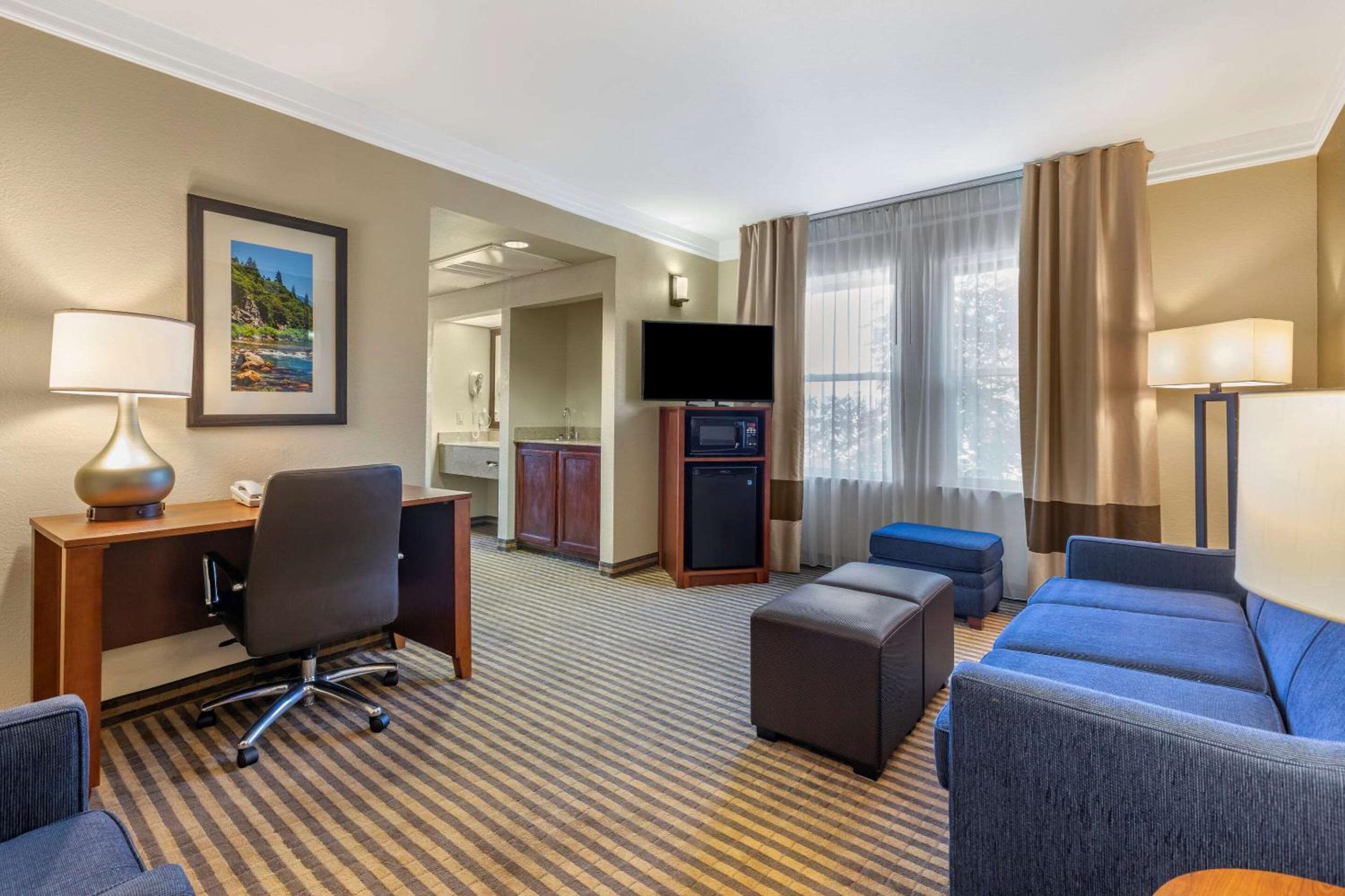 Executive King Suite - Non-Smoking - Photo 3