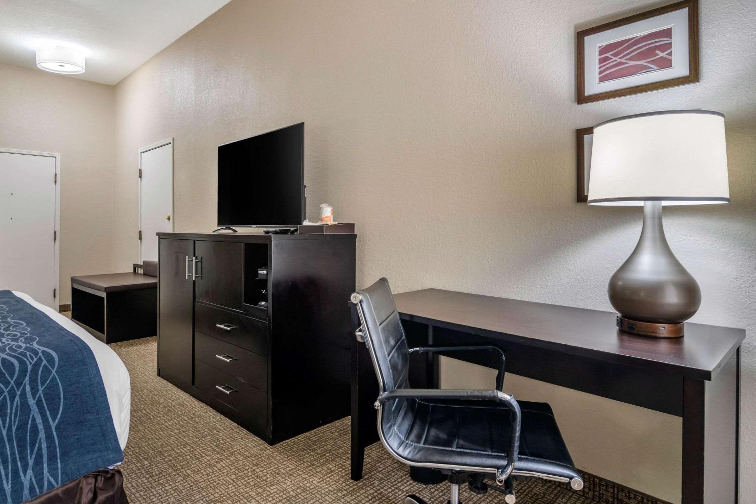 Standard King Room - Non-Smoking  - Photo 2
