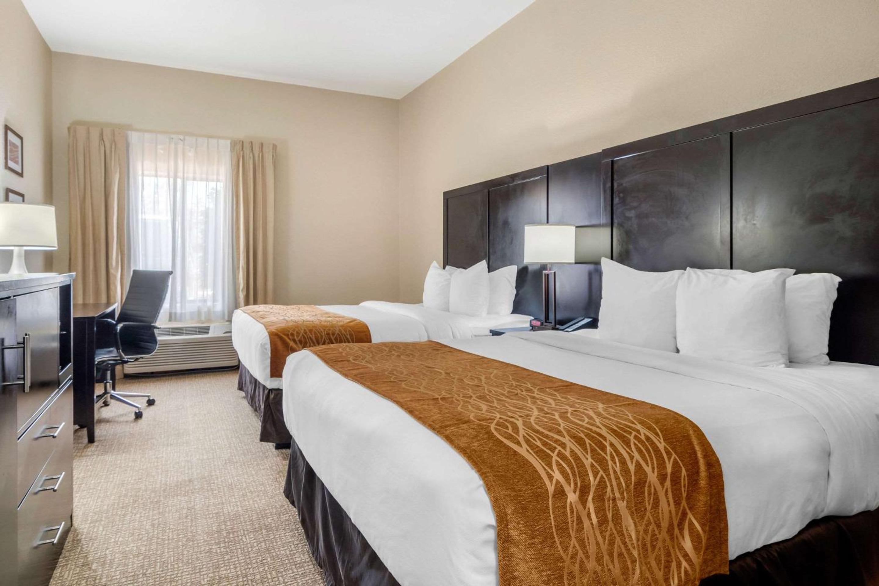Queen Room with Two Queen Beds - Non-Smoking - Photo 1