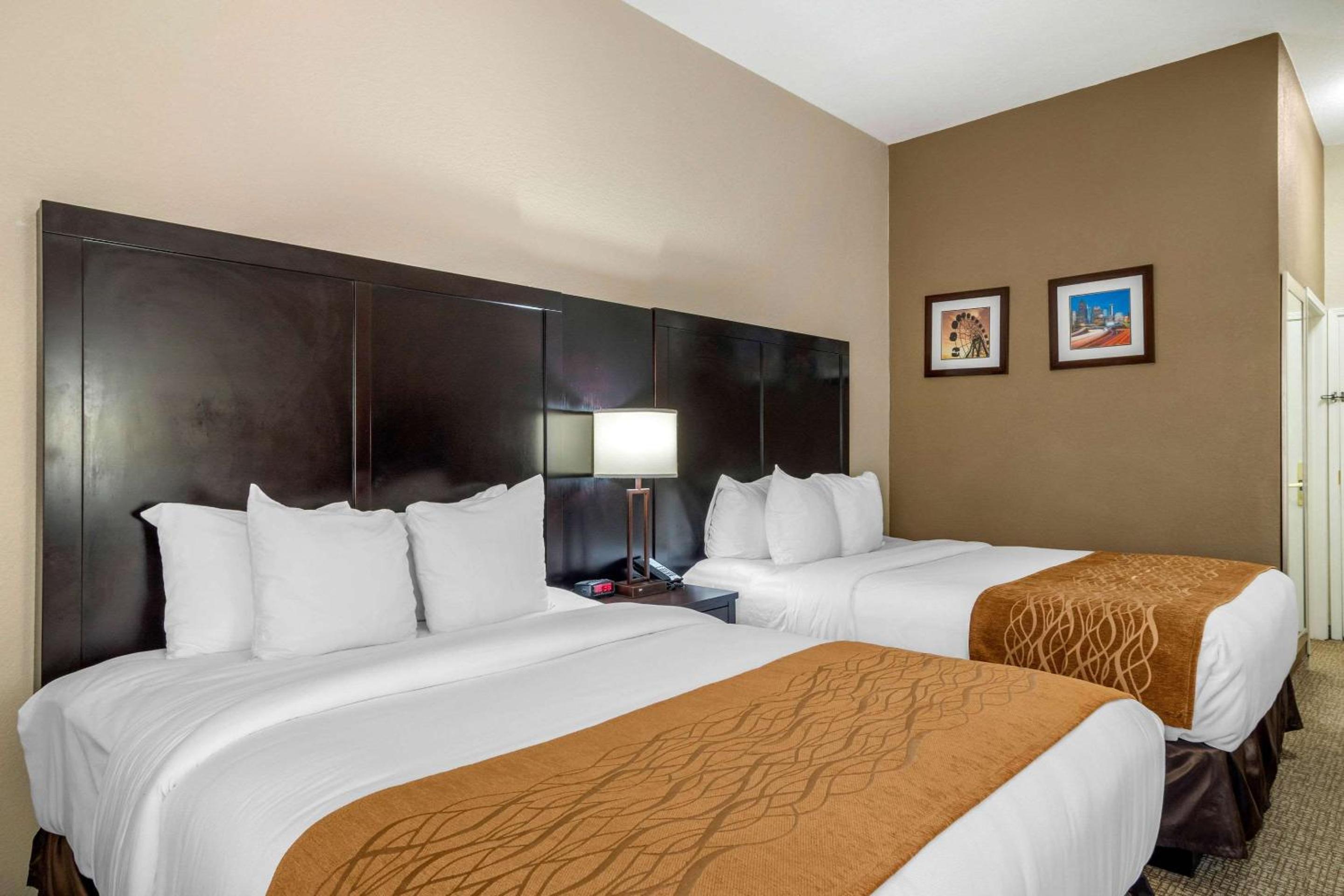 Queen Room with Two Queen Beds - Non-Smoking - Photo 4