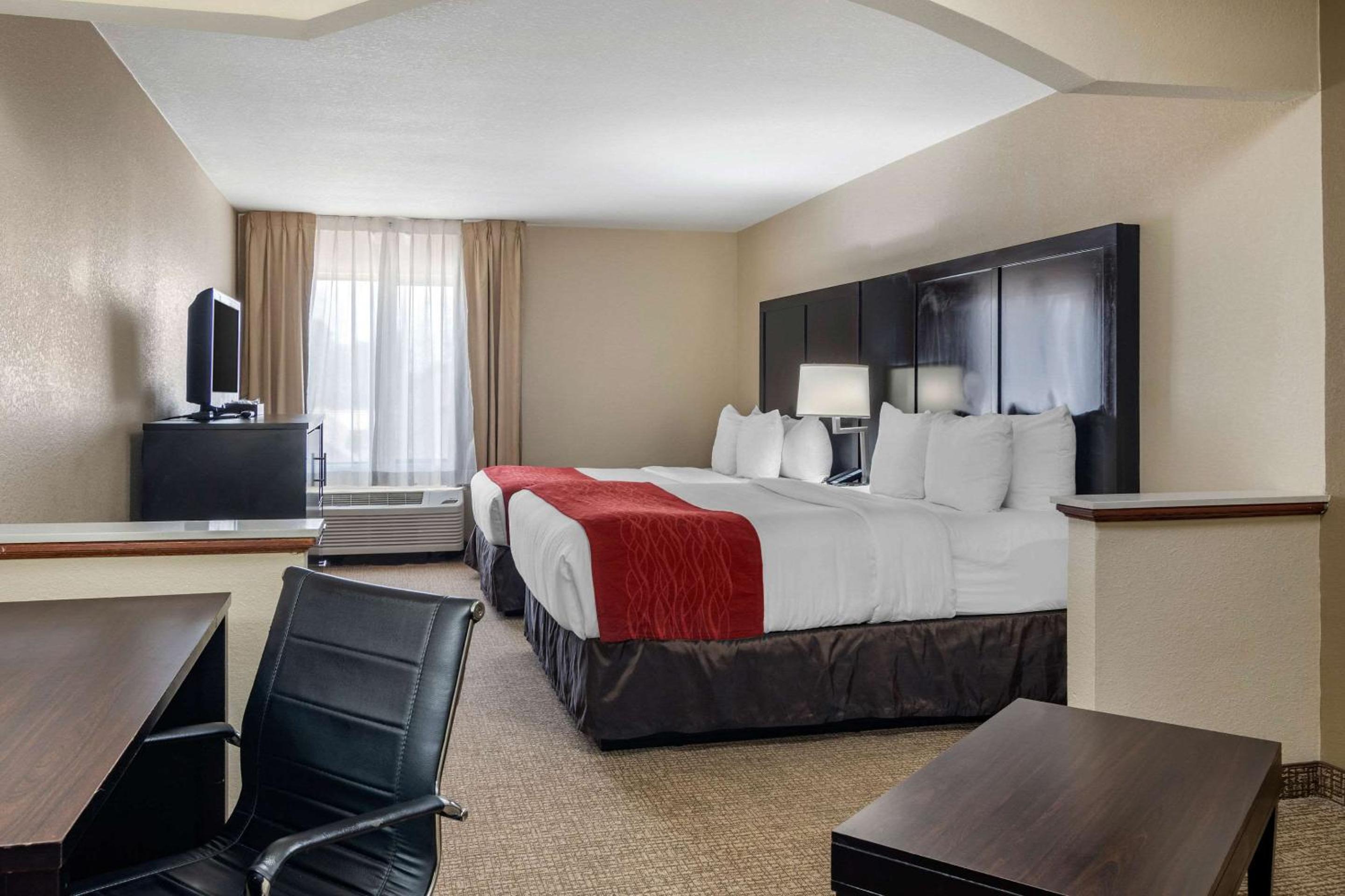 Queen Suite with Two Queen Beds - Non-Smoking - Photo 3