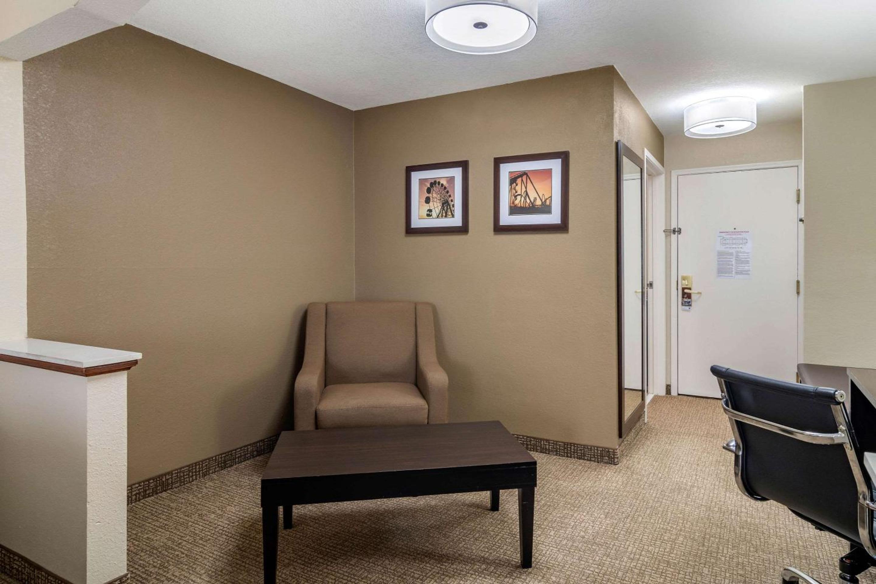 Queen Suite with Two Queen Beds - Non-Smoking - Photo 2