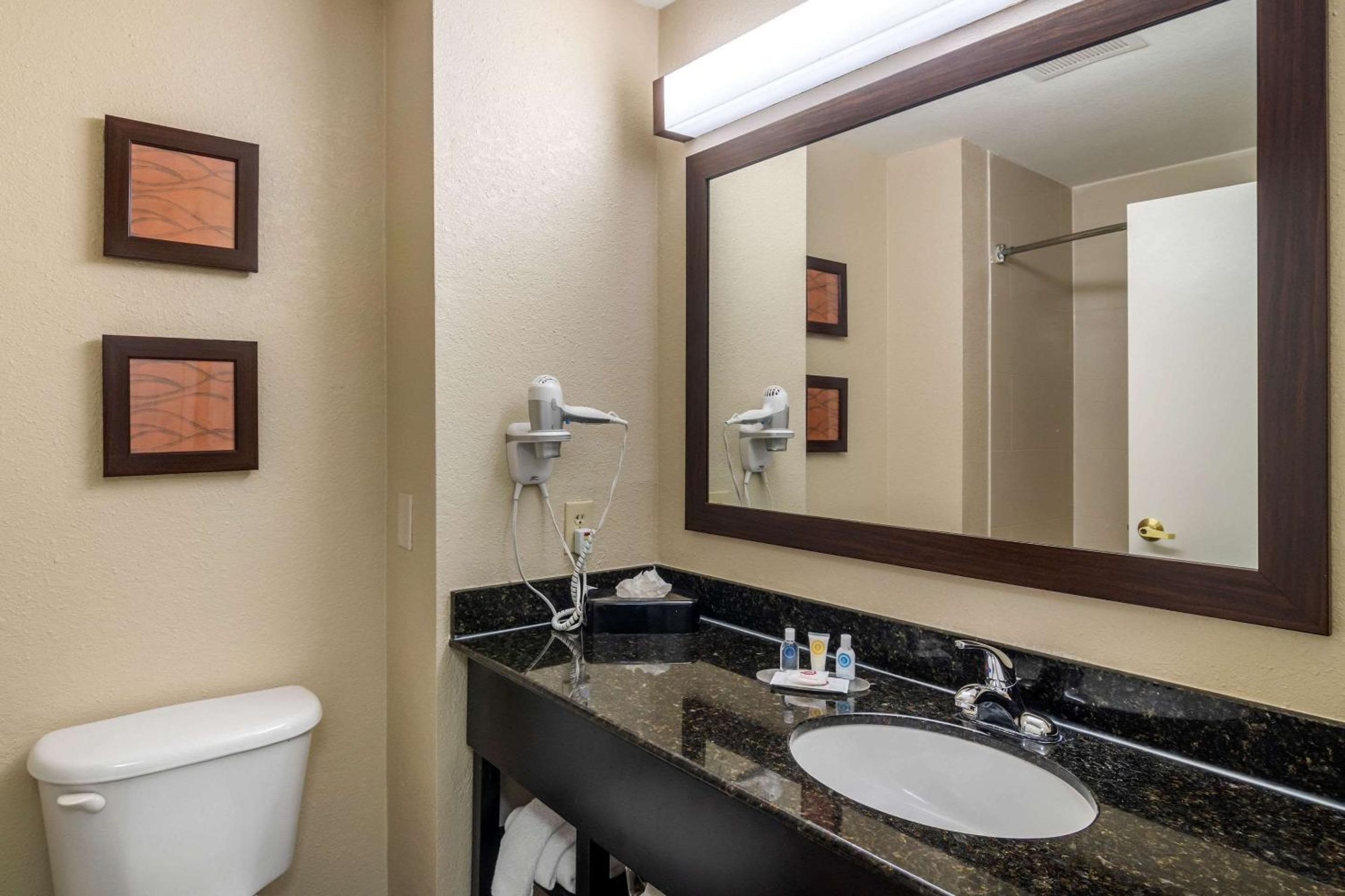 Queen Suite with Two Queen Beds - Non-Smoking - Photo 5