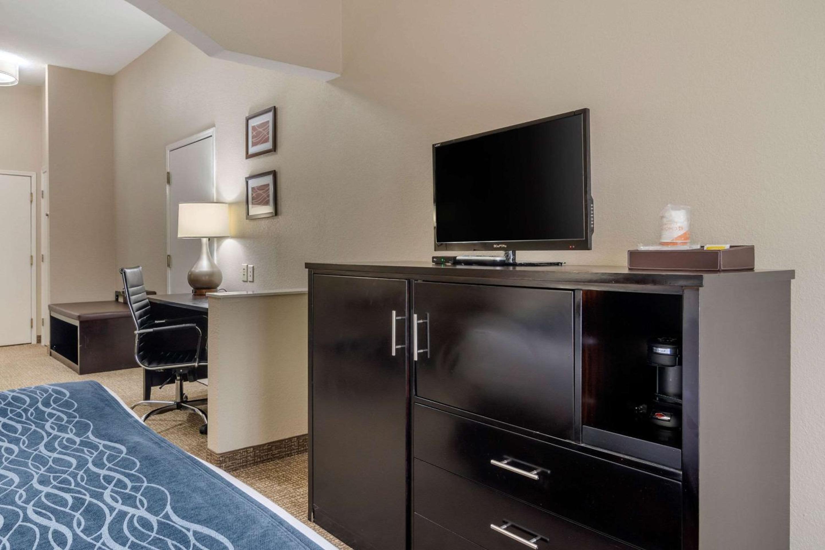 King Suite - Non-Smoking - Photo 4