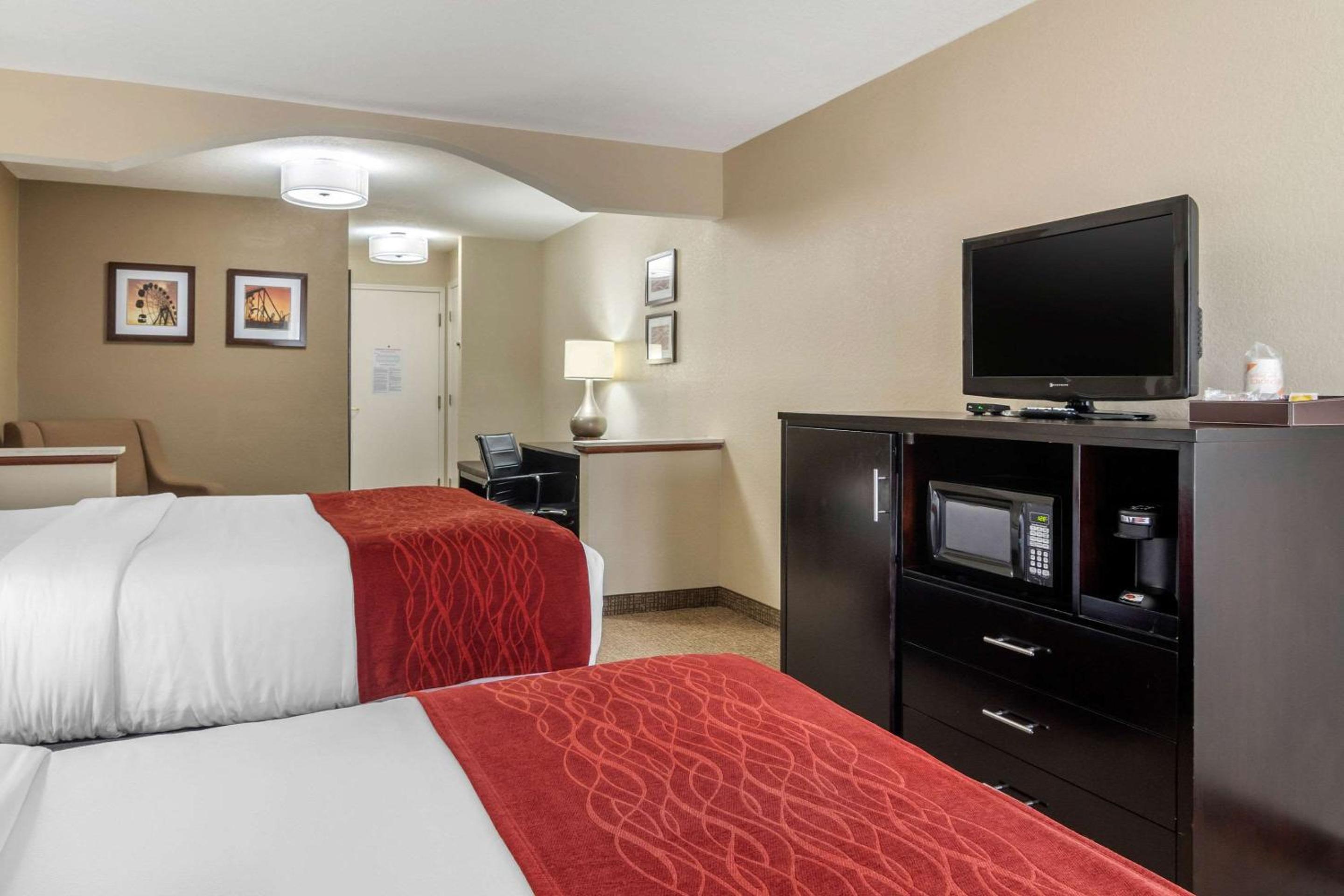 Queen Suite with Two Queen Beds - Non-Smoking - Photo 1