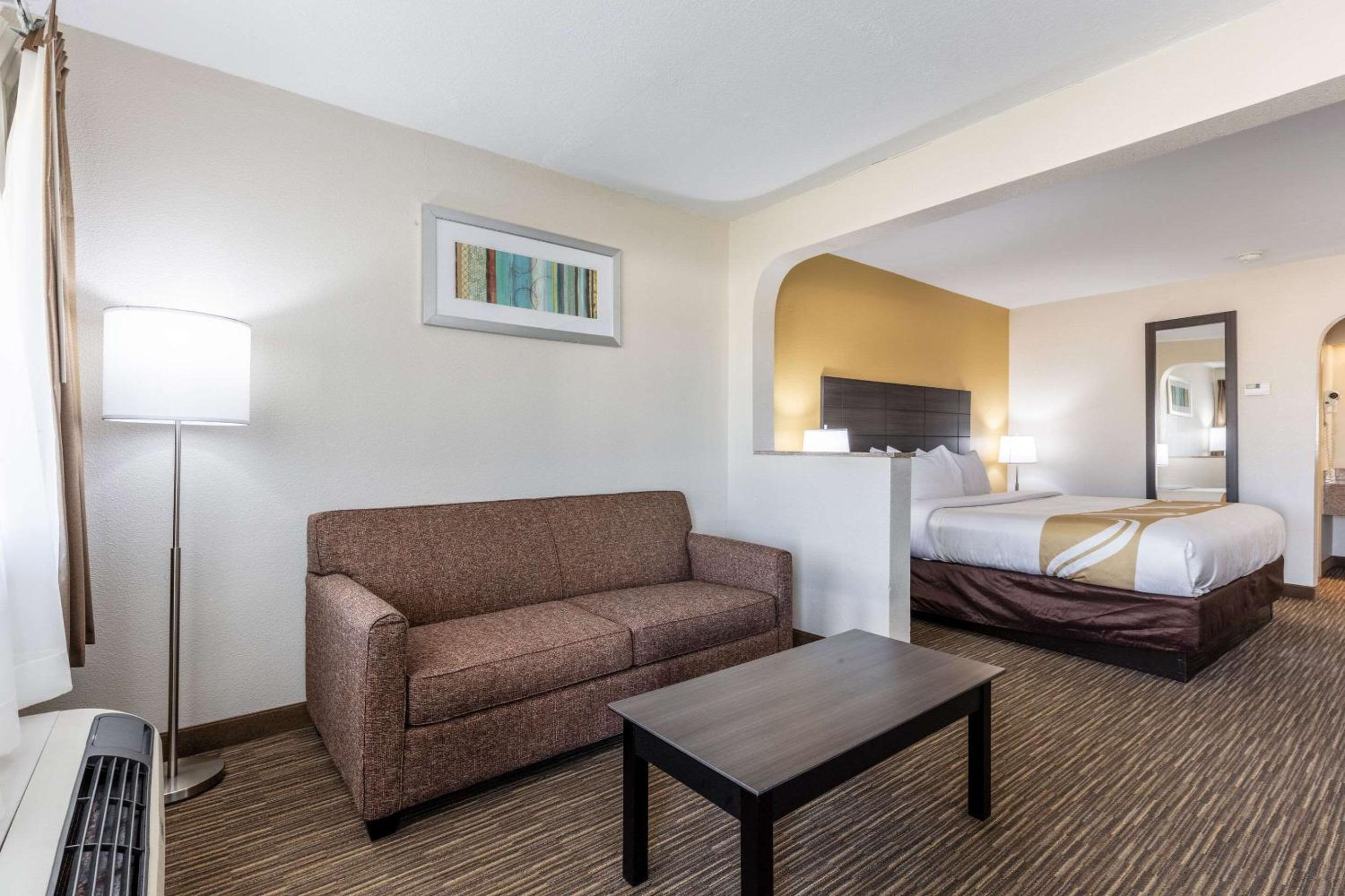 Business King Room with Sofa-Bed - Non-Smoking - Photo 5