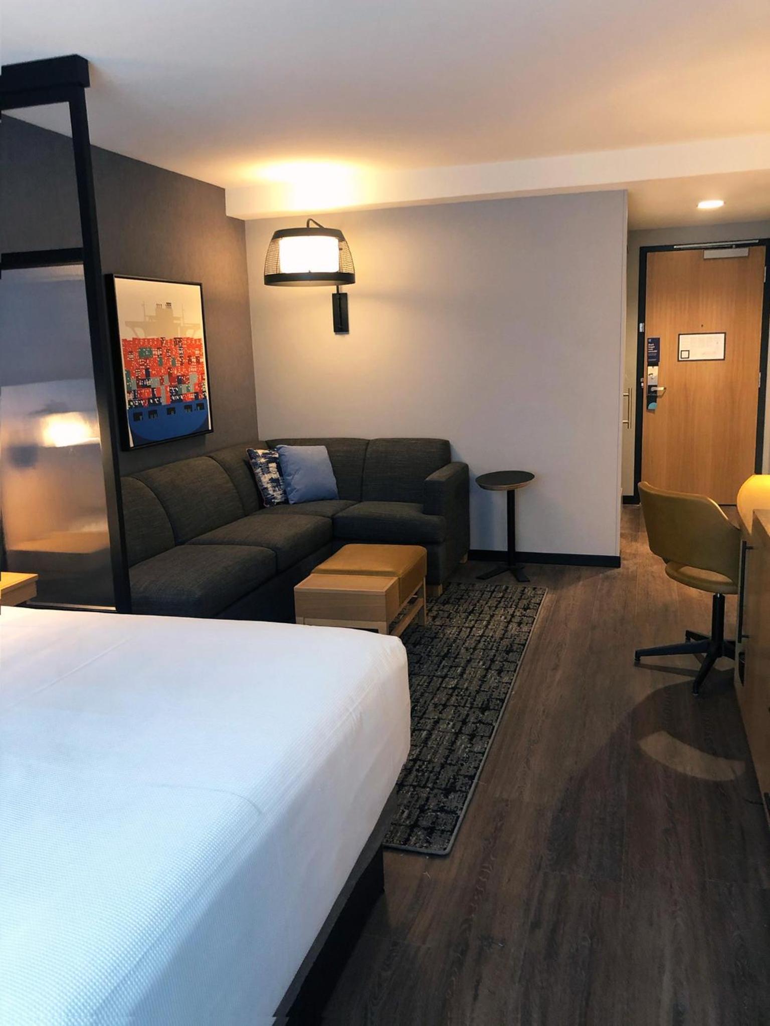 Standard King Room with Sofa Bed - Photo 5