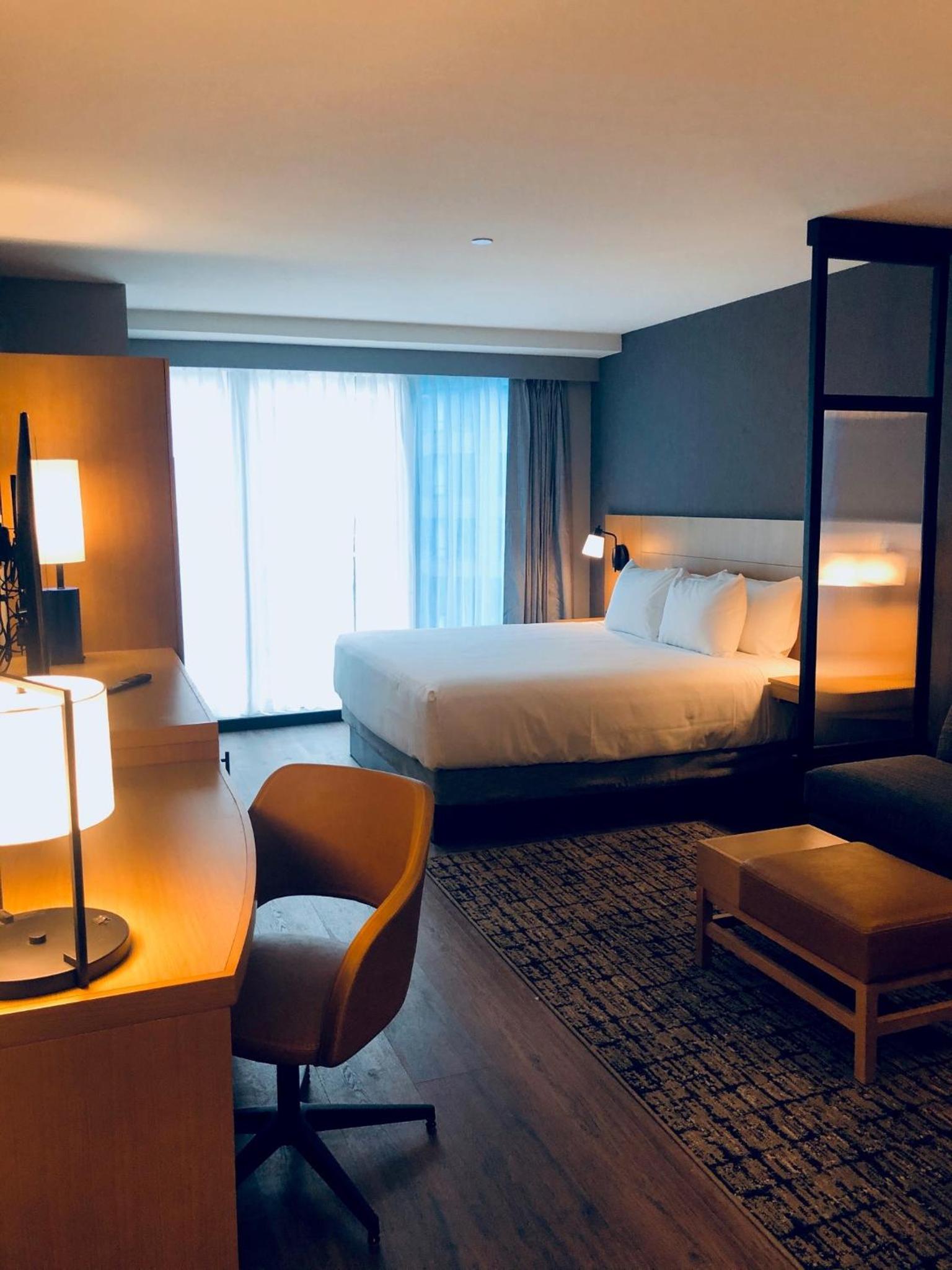 Standard King Room with Sofa Bed - Photo 4
