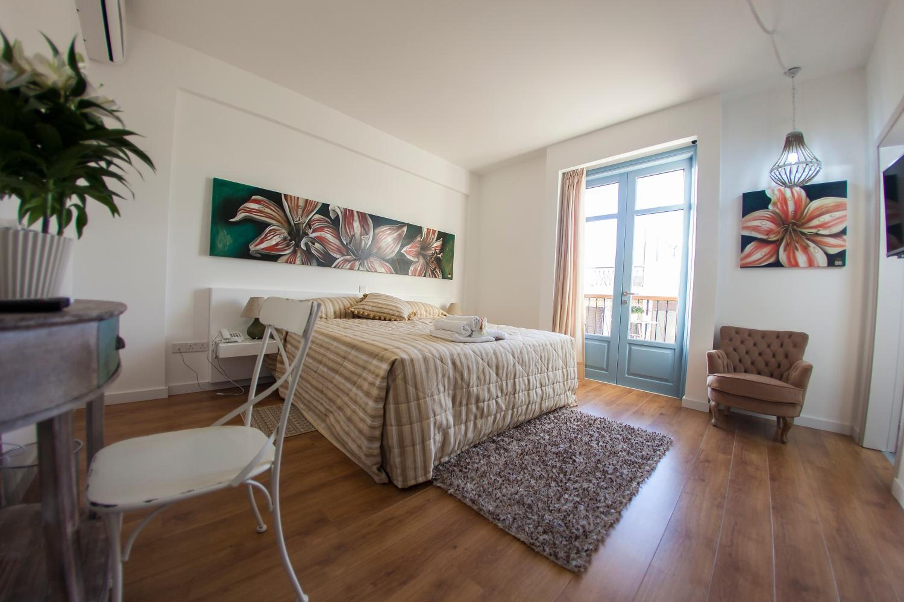 Luxury Studio with Balcony - Photo 3