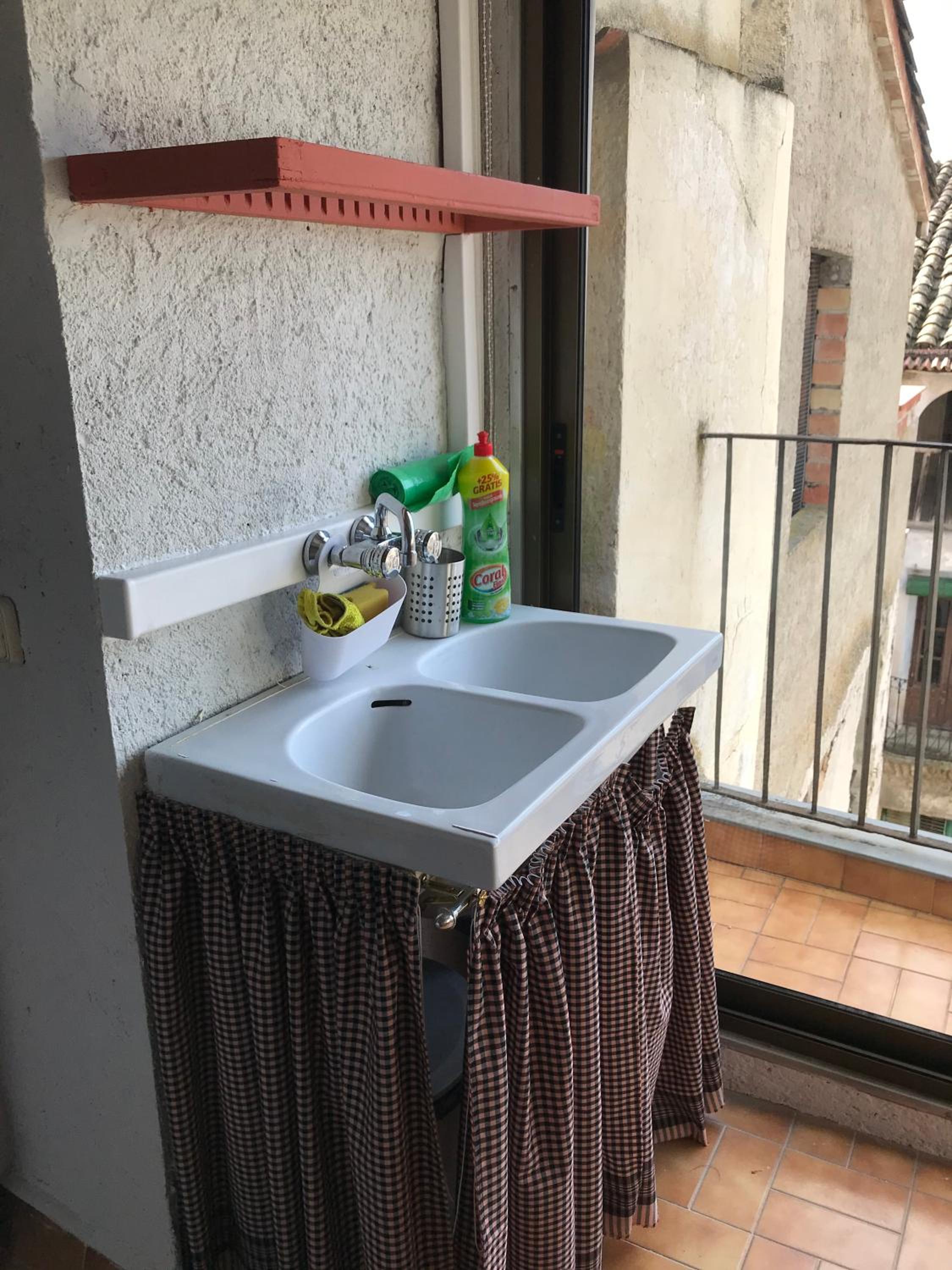 Single Room with Shared Bathroom photo 3