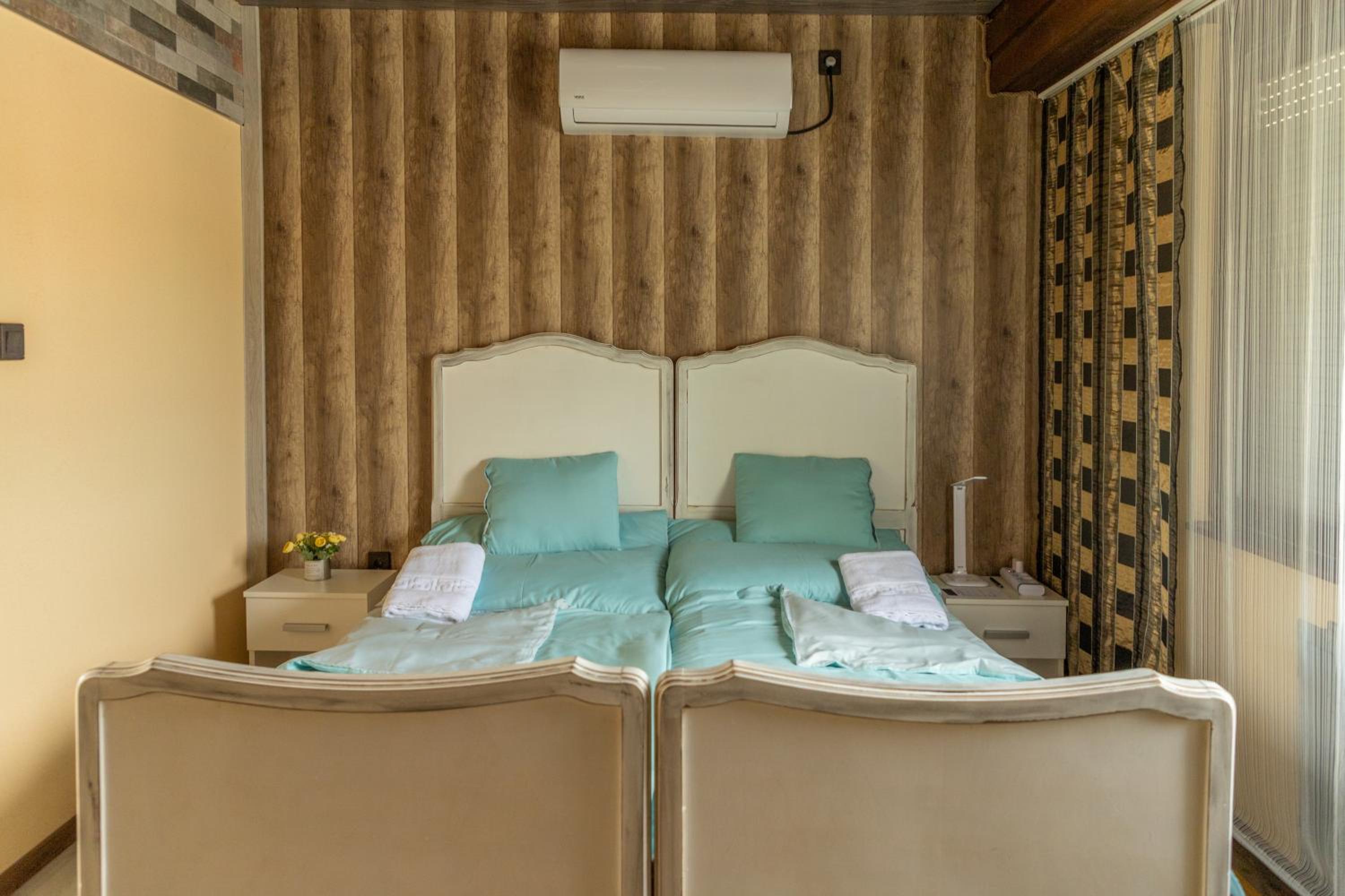 Deluxe Double or Twin Room - Photo 6