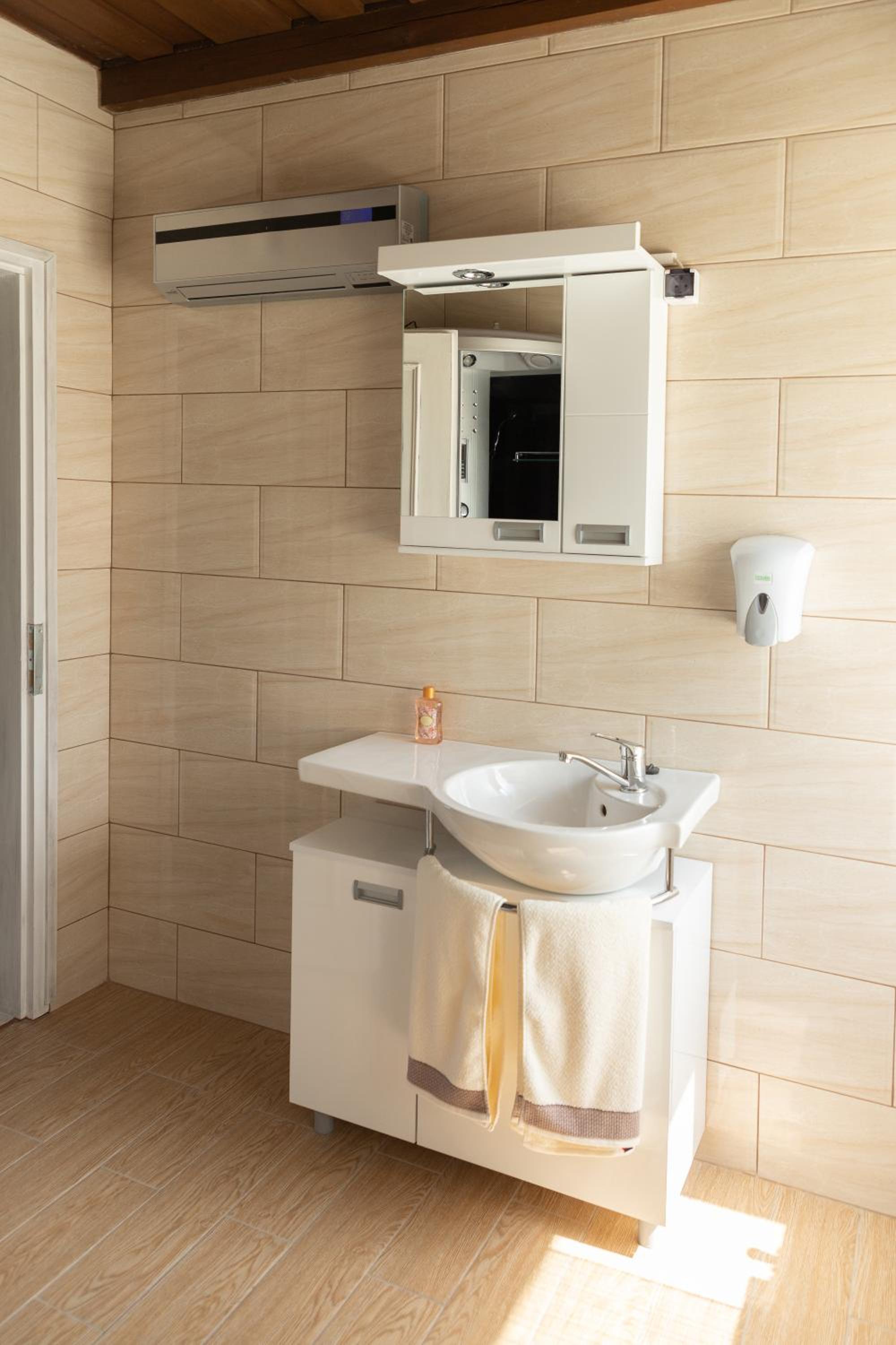 Deluxe Double or Twin Room - Photo 9