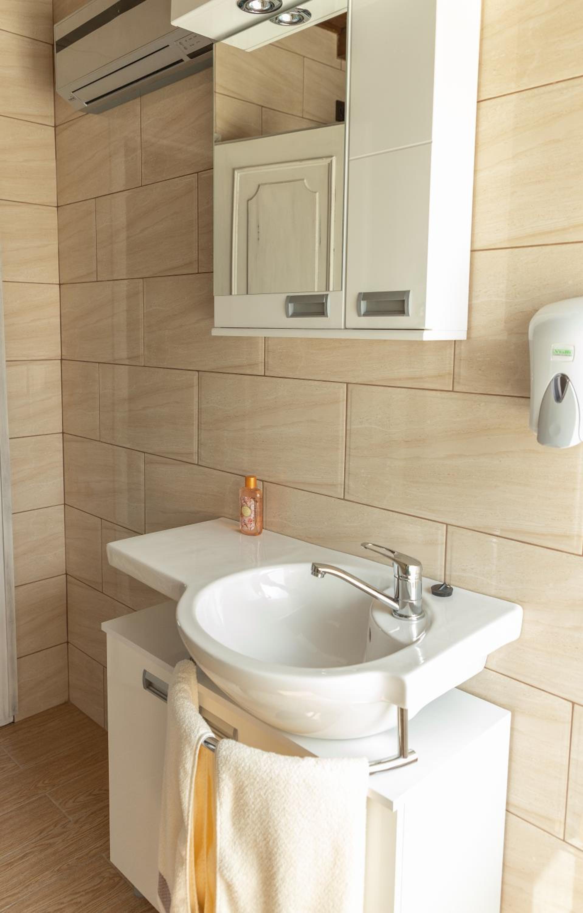 Deluxe Double or Twin Room - Photo 11
