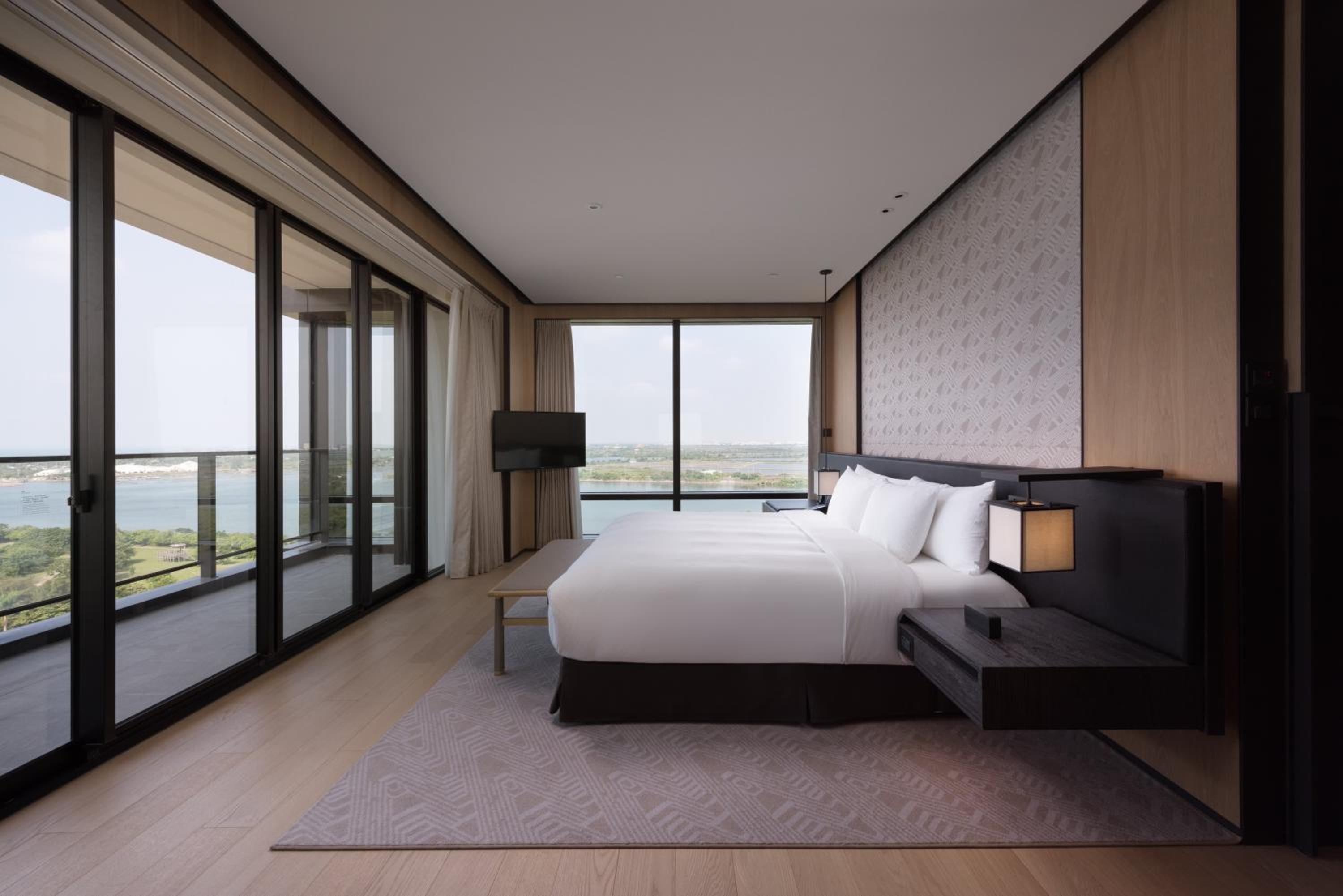 Junior Suite with Balcony and River View thumbnail 6