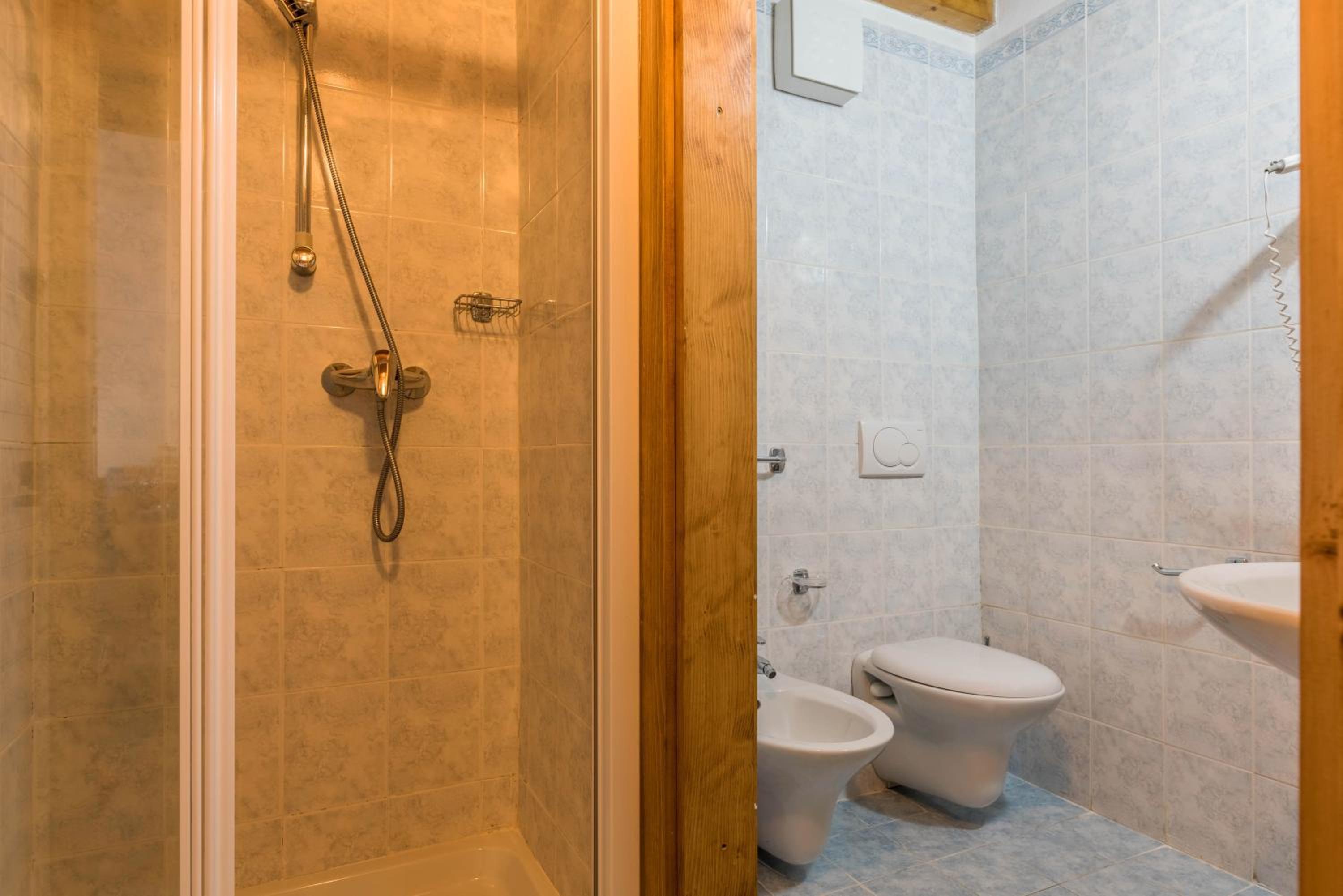 Apartment with Shower photo 2