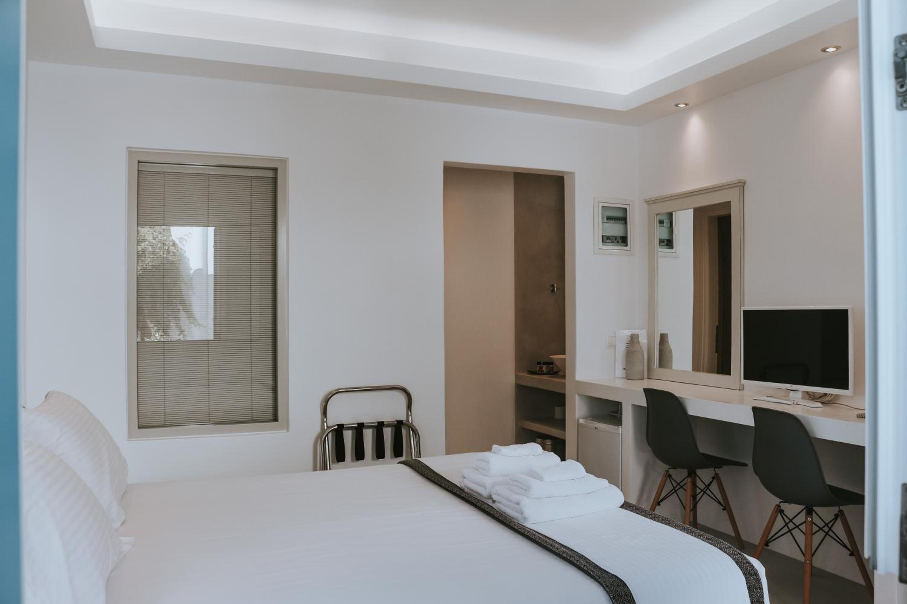 Superior Double Room with Patio - Photo 9