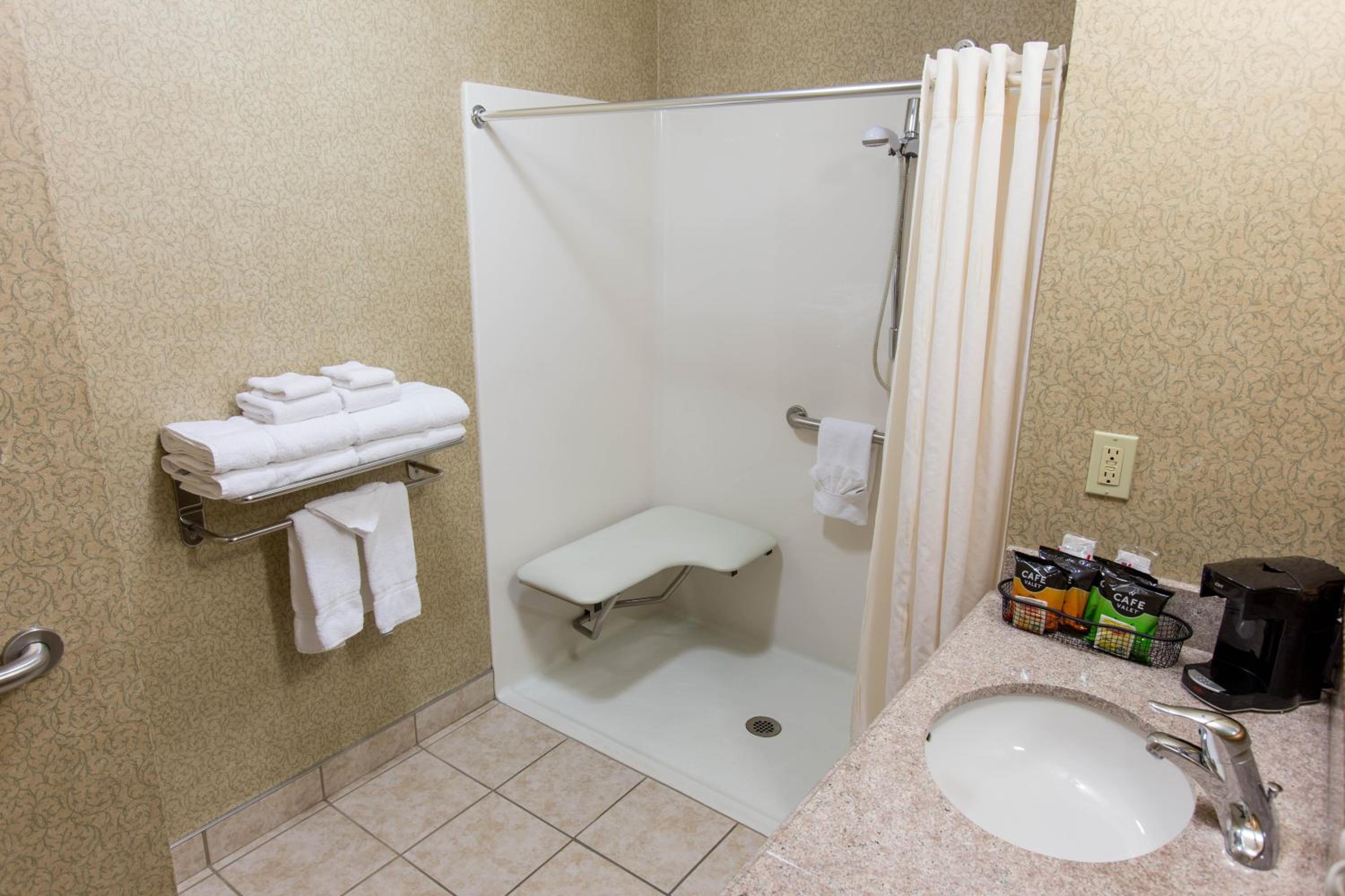 Queen Room with Two Queen Beds - Accessible/Non-Smoking  photo 2