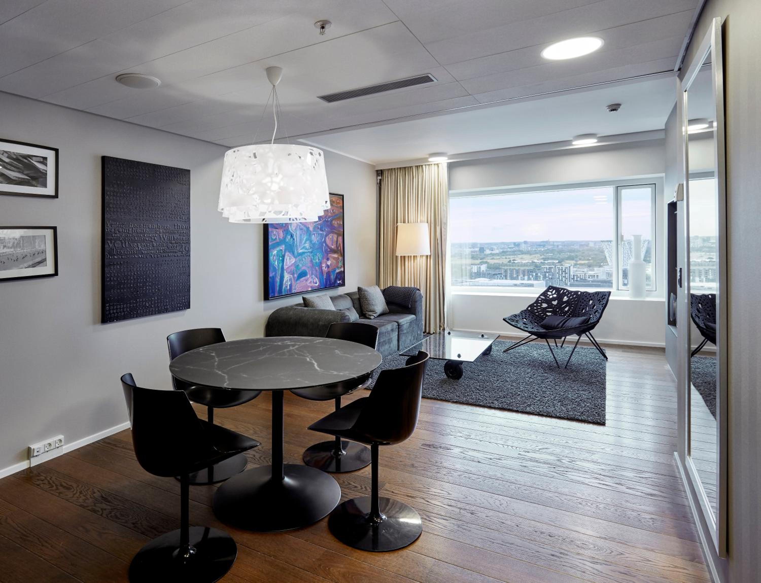One-Bedroom Suite - Photo 4