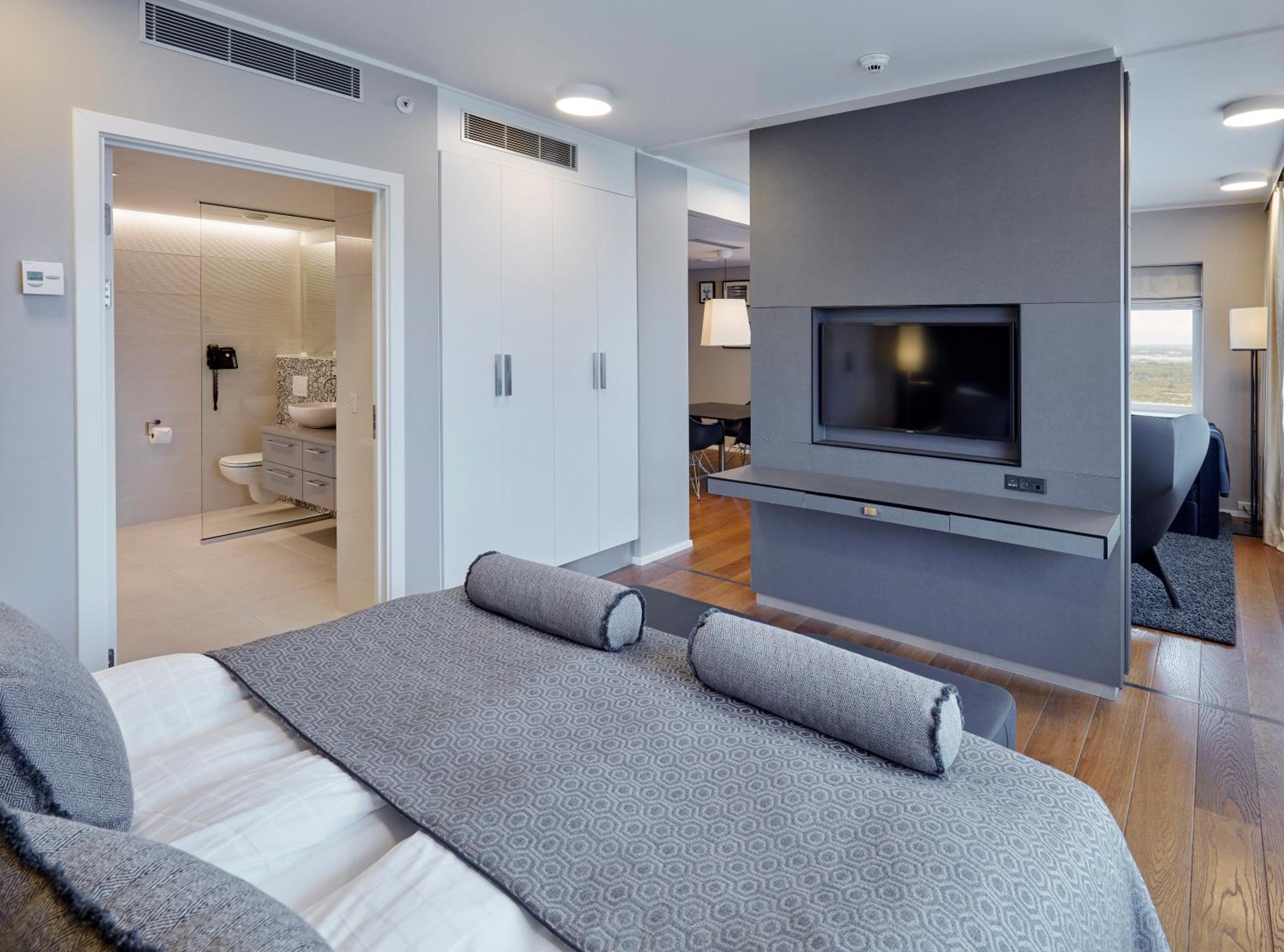One-Bedroom Suite - Photo 5