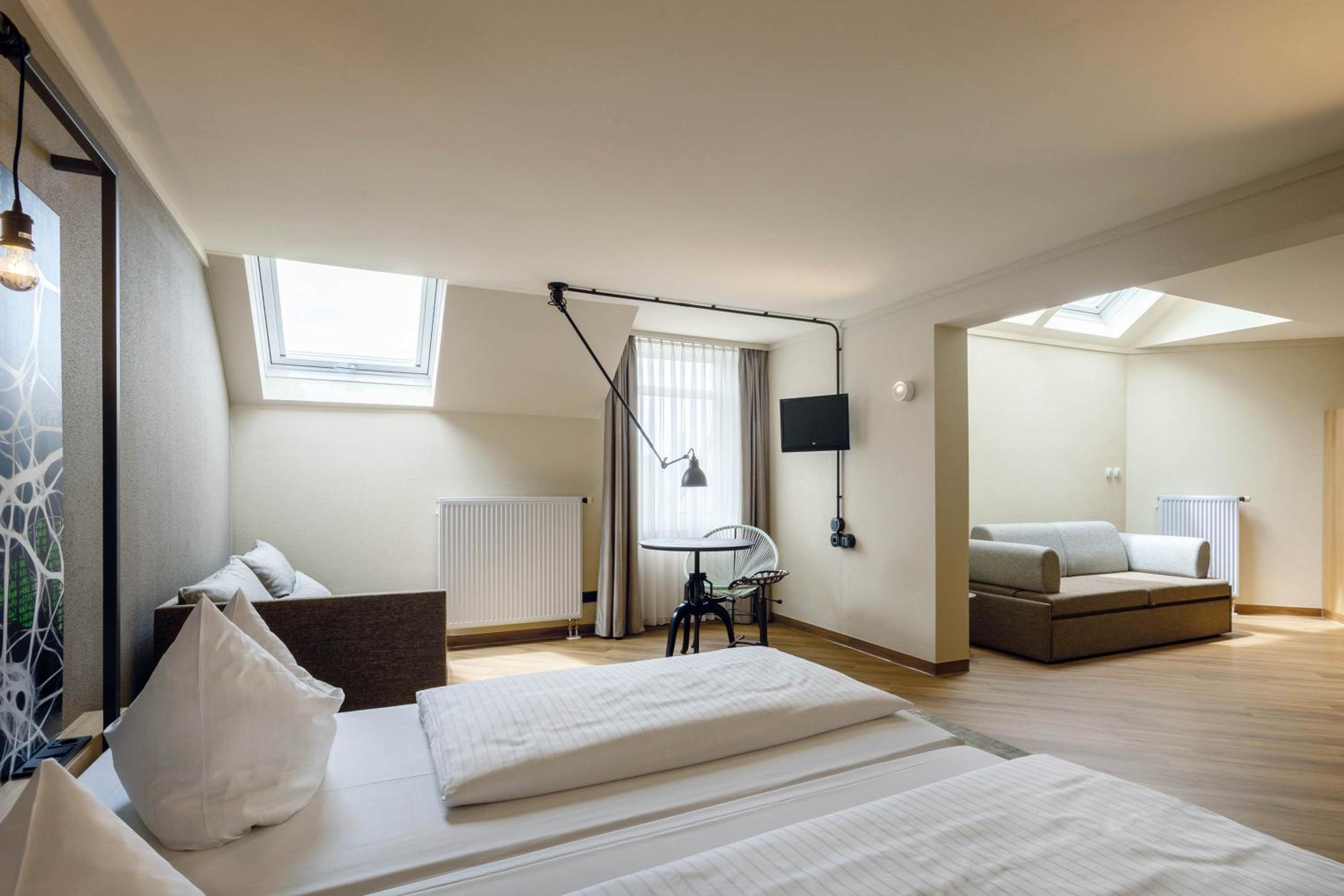 Suite - Photo 1