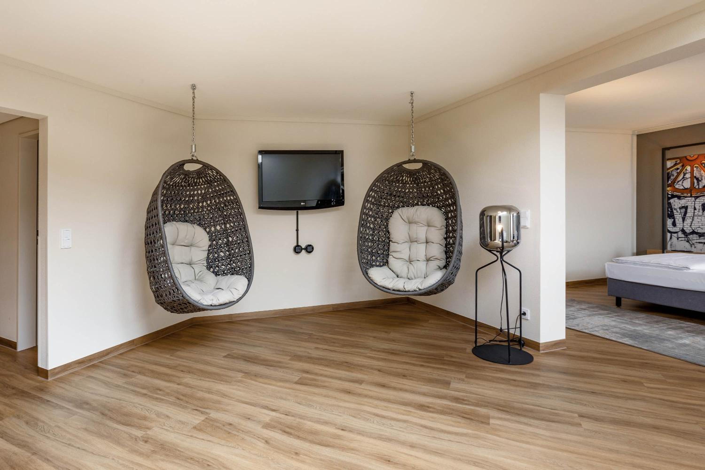 Suite - Photo 19