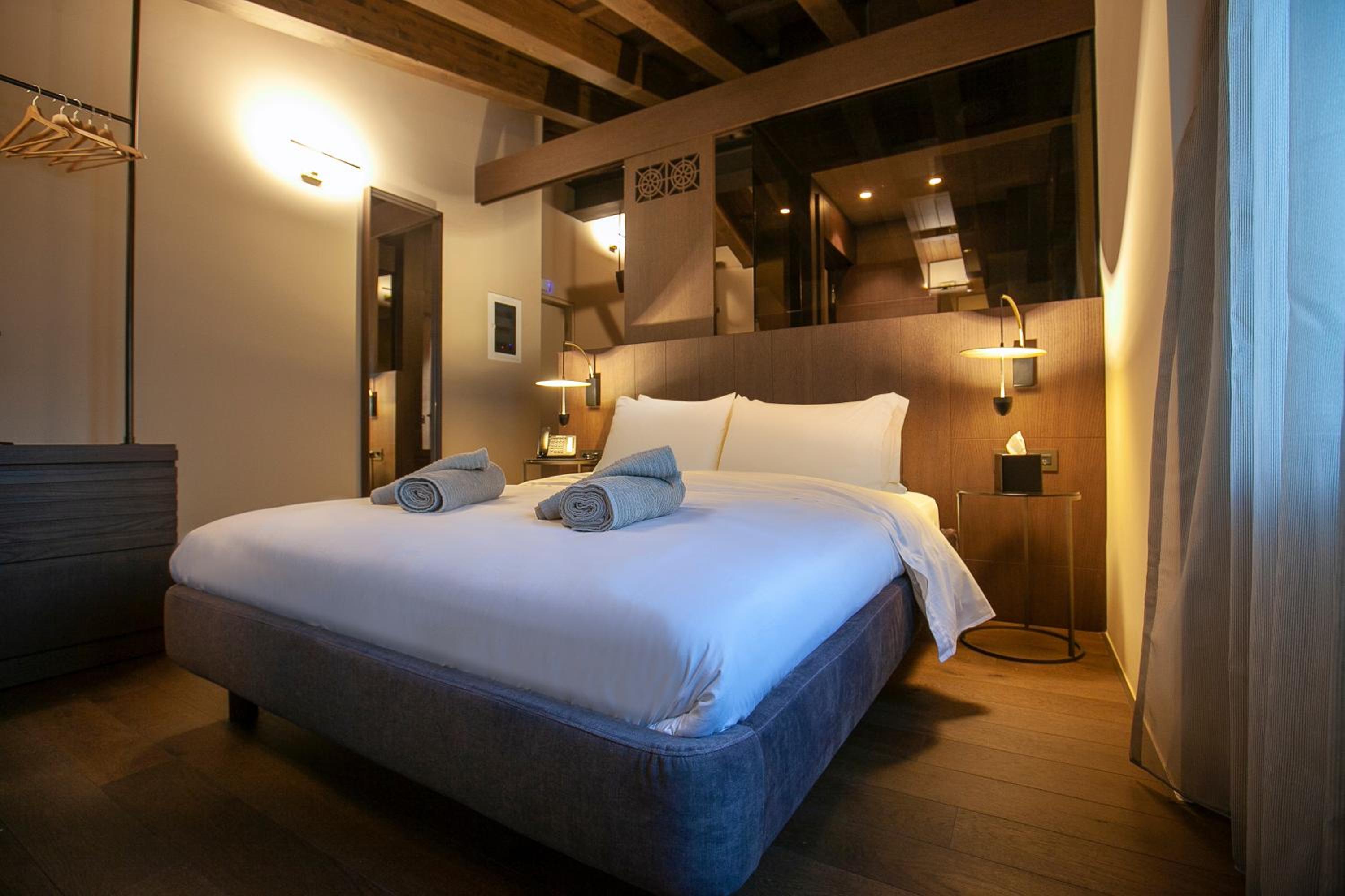 Attic Room with Outdoor Hot Tub photo 1