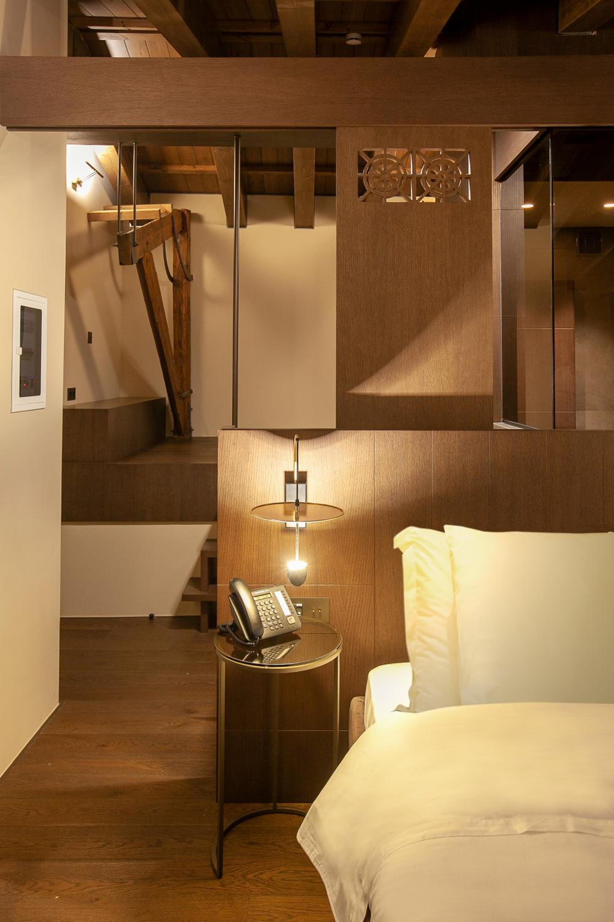 Attic Room with Outdoor Hot Tub photo 2