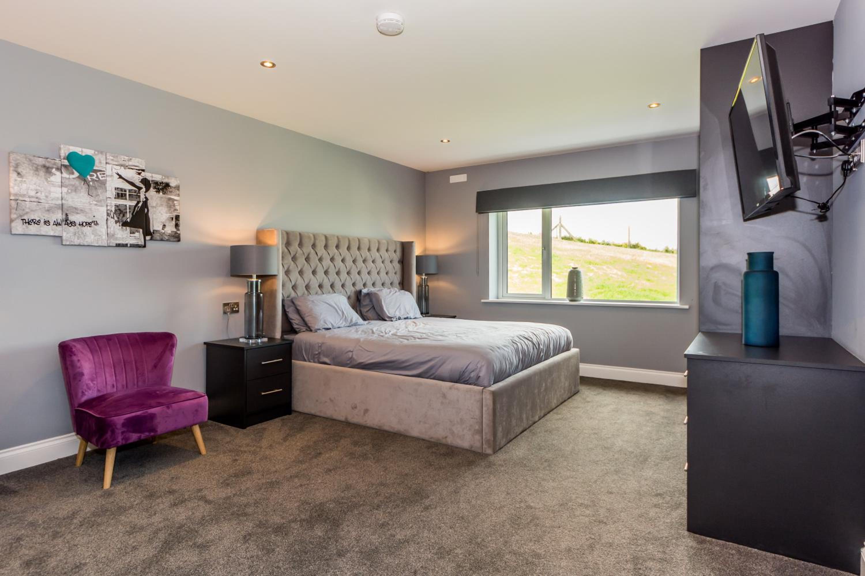 Five-Bedroom House - Photo 1