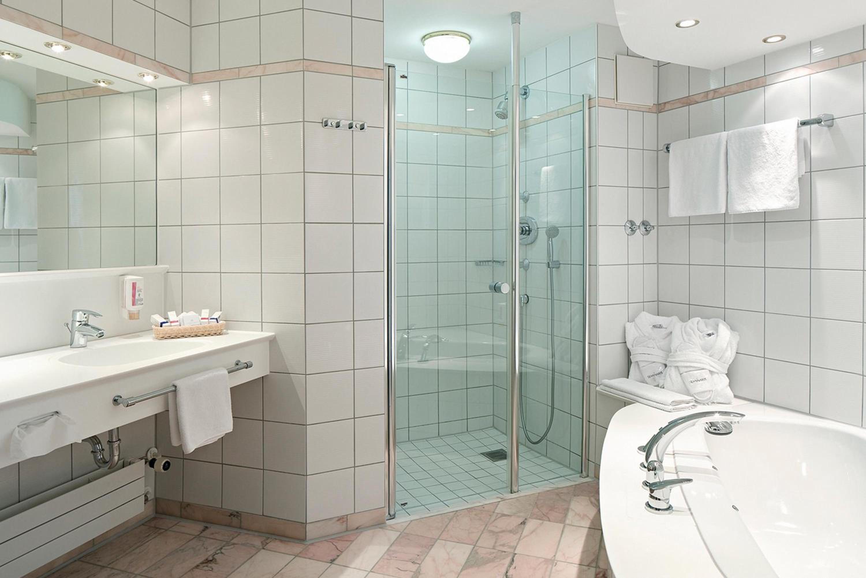 Suite - Photo 11